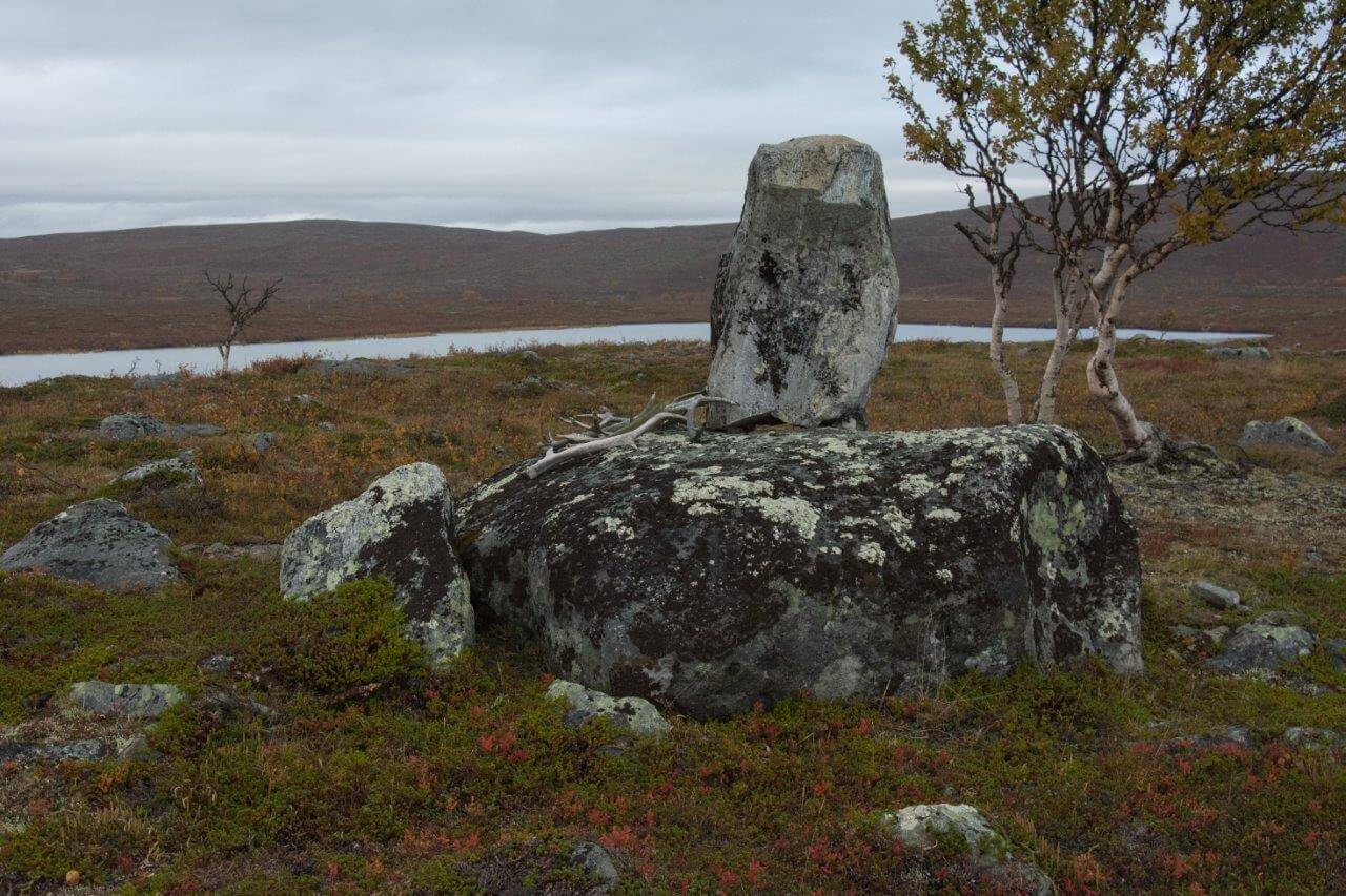Njuohkarjávrin vanhan kesämerkityspaikan laidalla seisoo seitakivi.