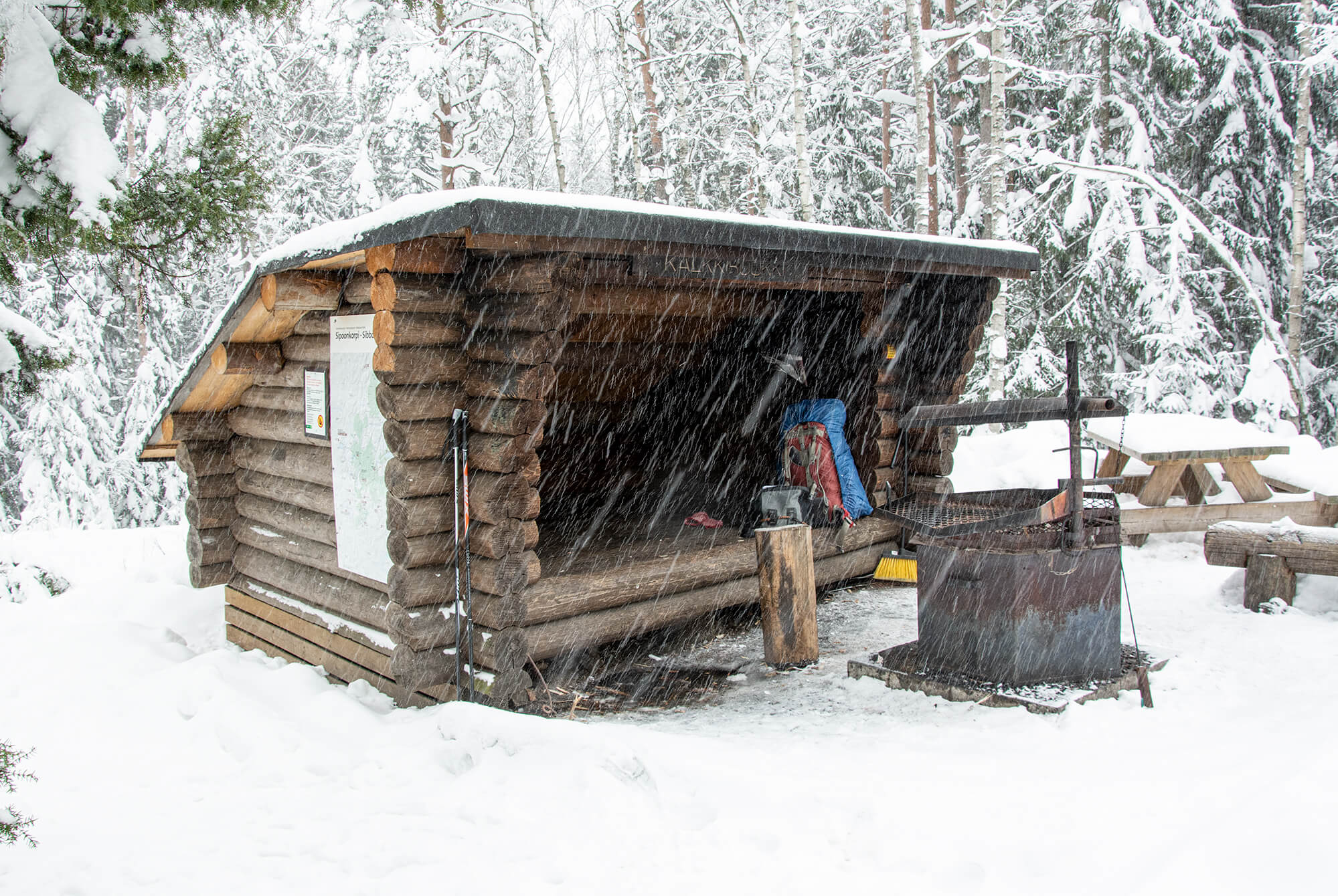 Lunta tulee taivaan täydeltä, kun suuntaan Kalkinpolttajan laavulta pohjoiseen.