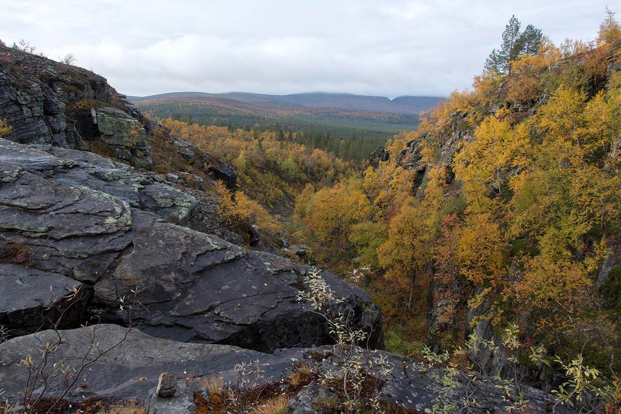 Pirunportin lovi tunturin kyljessä näkyy Akanhärkäkurun päästä. Kuva: Raija Hentman.