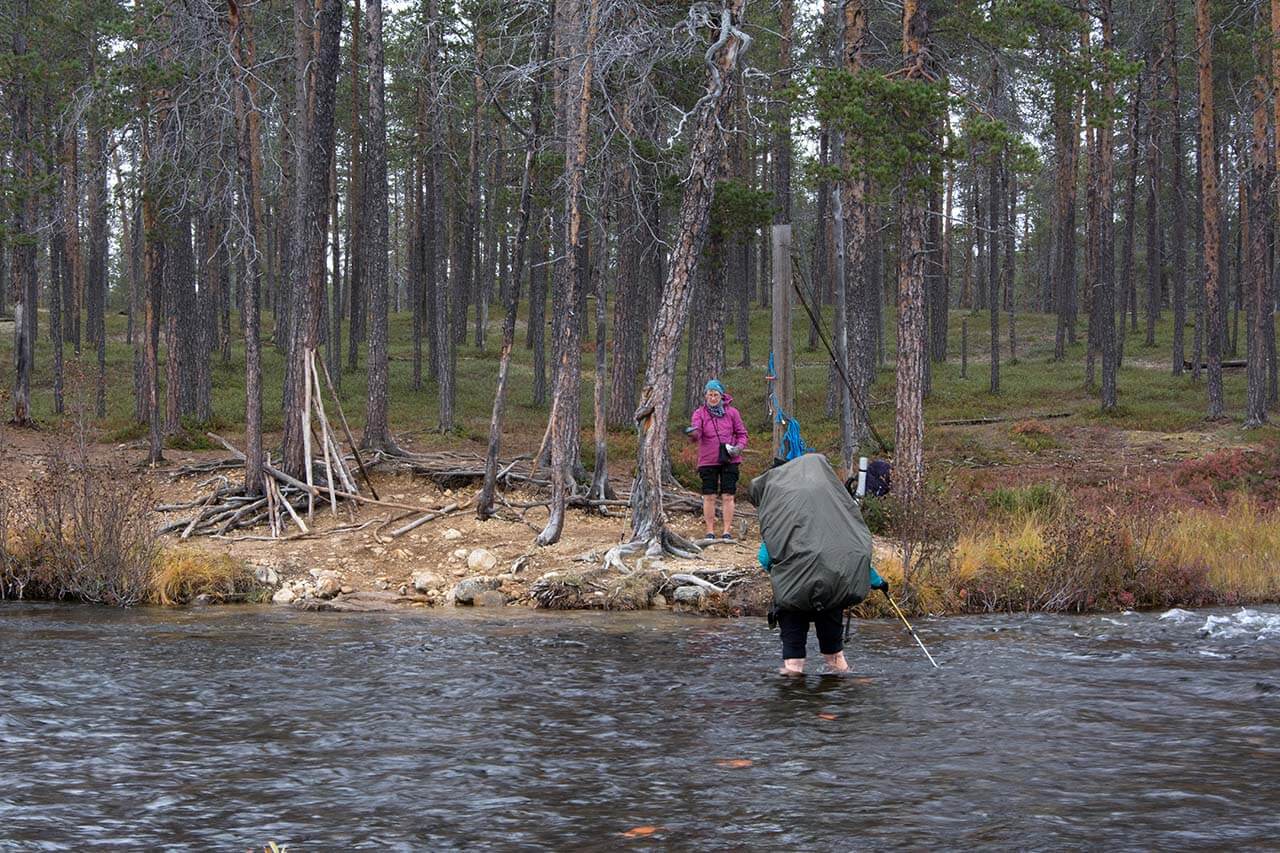 Suomujoen ylityspaikka Aittajärvellä on merkitty joen pohjaan kiinnitetyin oranssein neliöin. Kuva: Raija Hentman.