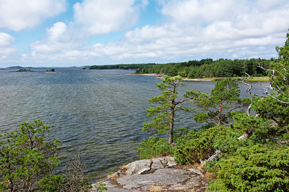 [17] Högholmenin luontopolku johdattaa hiekkakankailta komeille näköalakallioille. Kuva: Raija Hentman.