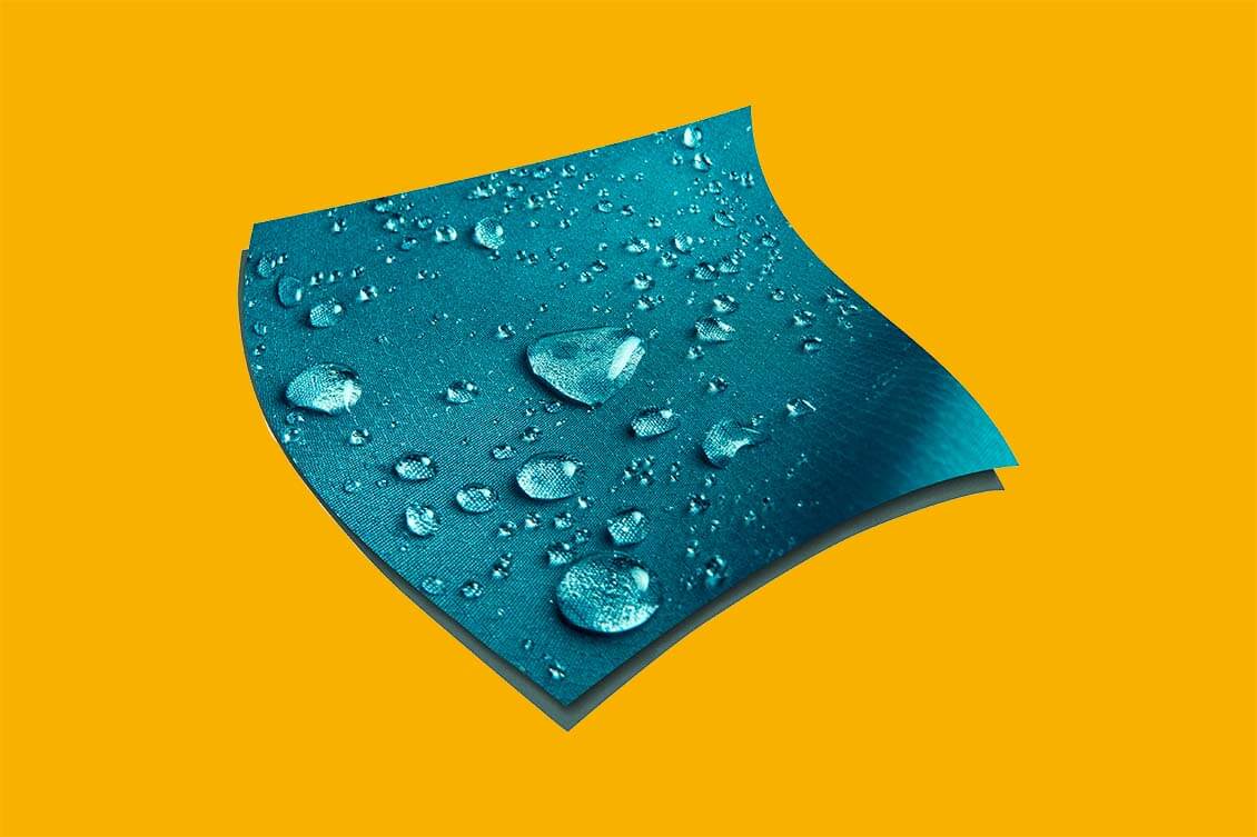 DWR-käsittely laskee kankaan pintajännitystä. Sen ansiosta vaate ei kastu, vaan vesipisarat juoksevat helminä pois kankaan pinnalta. Tämä on kalvovaatteen toimintaedellytys. Kuva: Shutterstock.