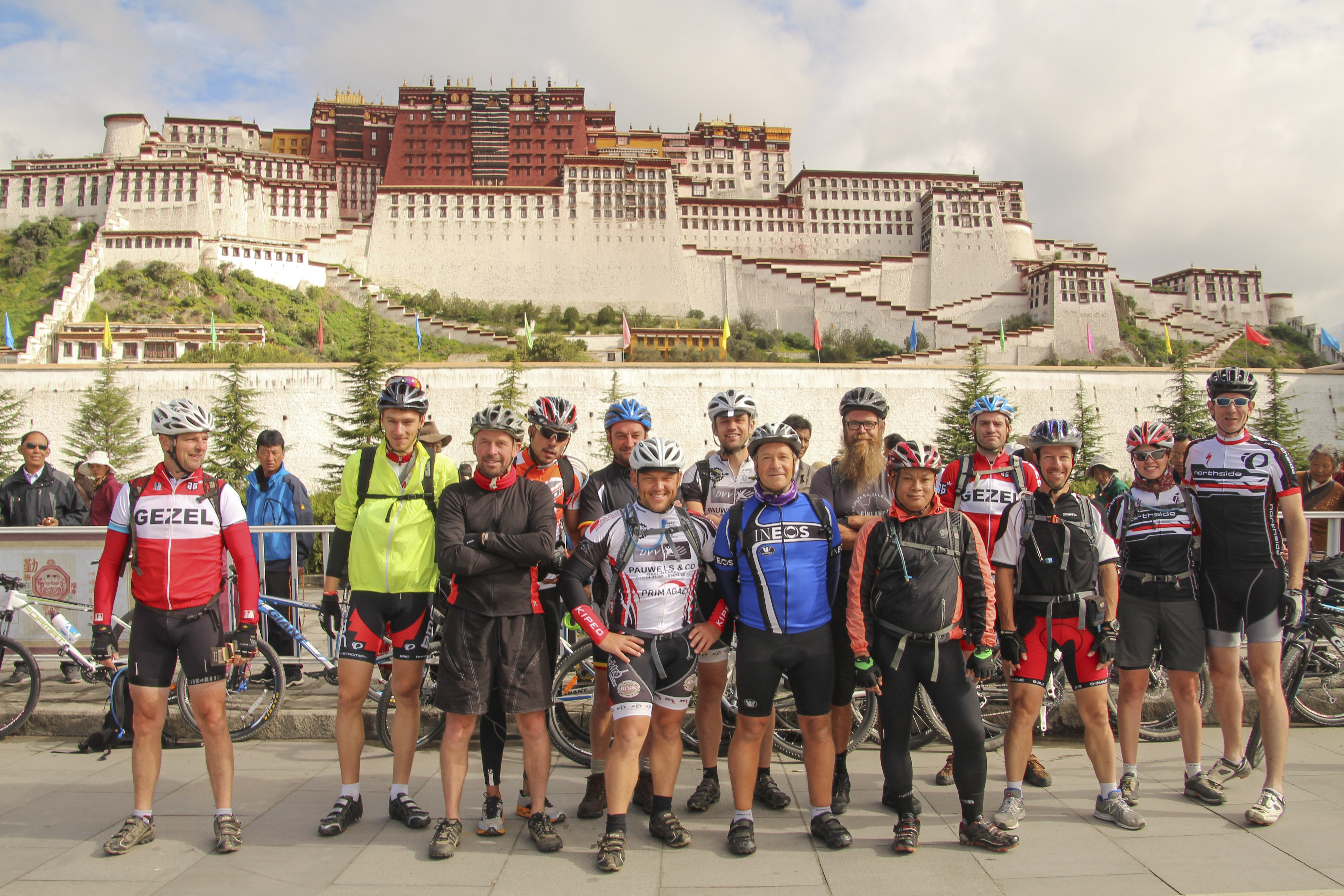 Lähtö ensimmäiselle oikealle pyöräretkelle riipii myös kokeneen seikkailijan selkäpiitä, varsinkin kun se tapahtuu Lhasan Potalan palatsin edestä Tiibetistä. Kuva: Eero Oura.