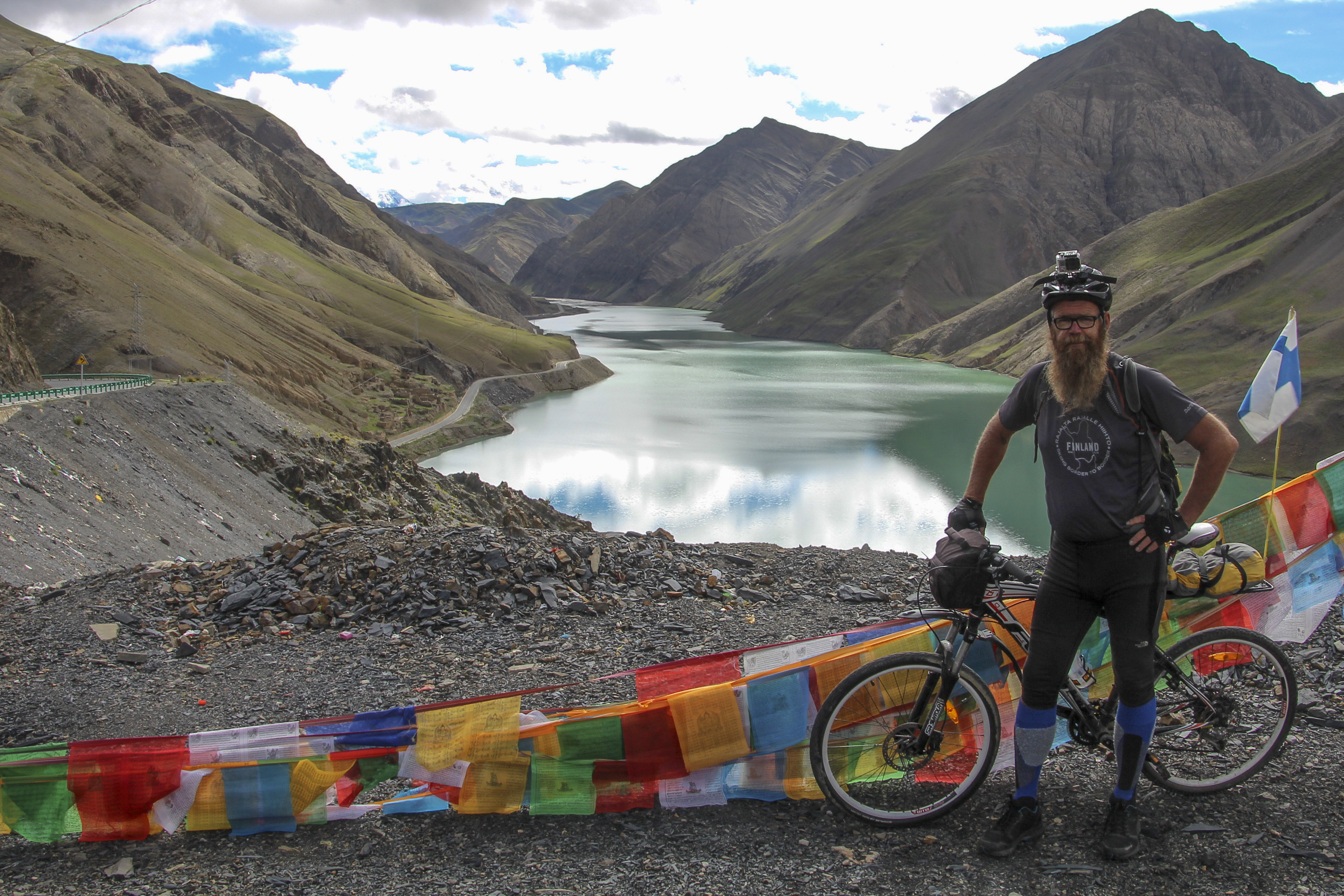 Tiibetin buddhalaisille jokainen vuorenhuippu ja jokainen järvi ovat pyhiä. Ei saa kiivetä tai soutaa, kalastamisesta nyt puhumattakaan, mutta länsimaalaiset vain pyöräilevät. Kuva: Eero Oura.