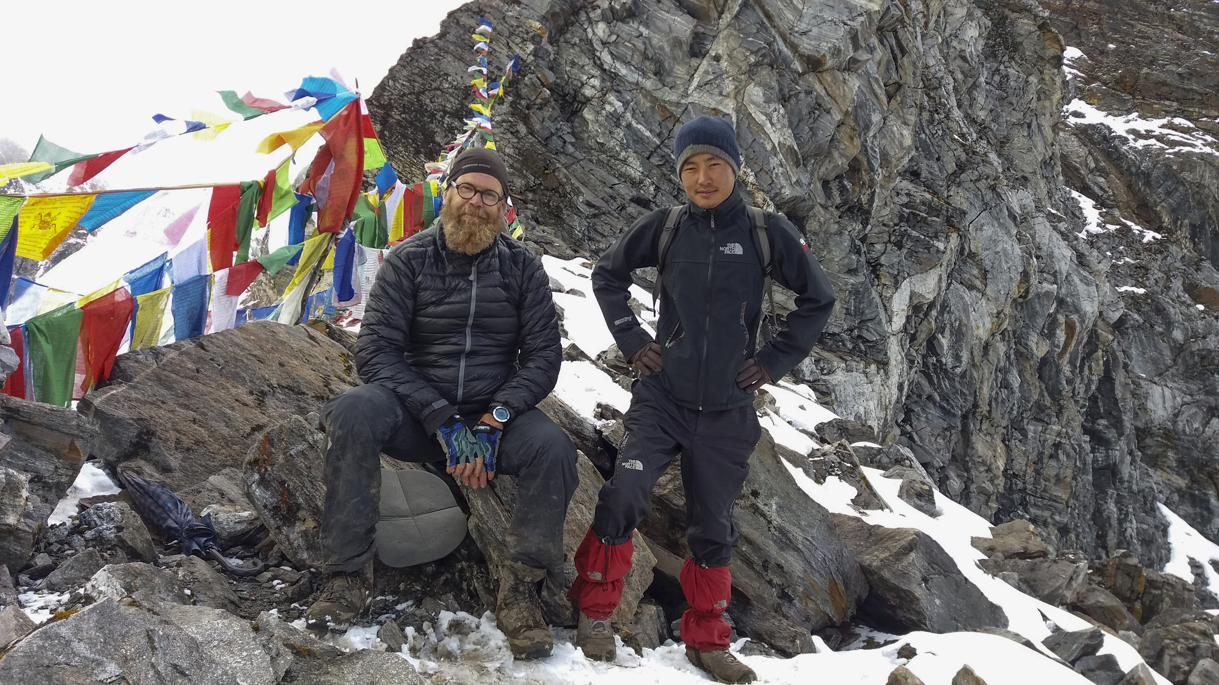 Eero virittää jokaiseen saavuttamaansa korkeaan solaan rukouslippusiiman kiitokseksi. Paikalliset ihmiset arvostavat luonnon kunnioitusta osoittavaa elettä. Kuva: Eero Oura.