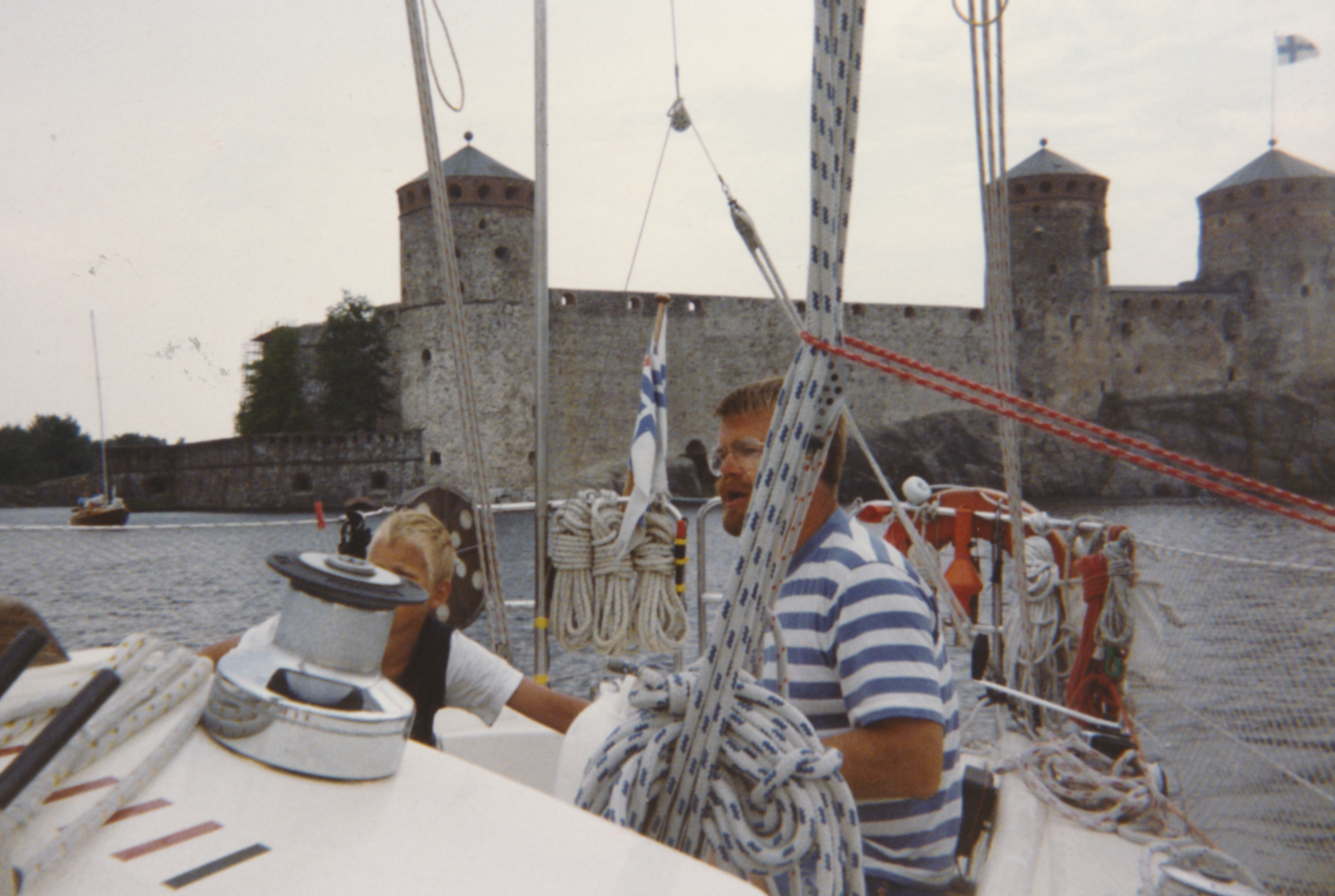 Eero Oura kotivesillään Saimaalla Savonlinnan edessä vuonna 1985. Kuva: Eero Oura.