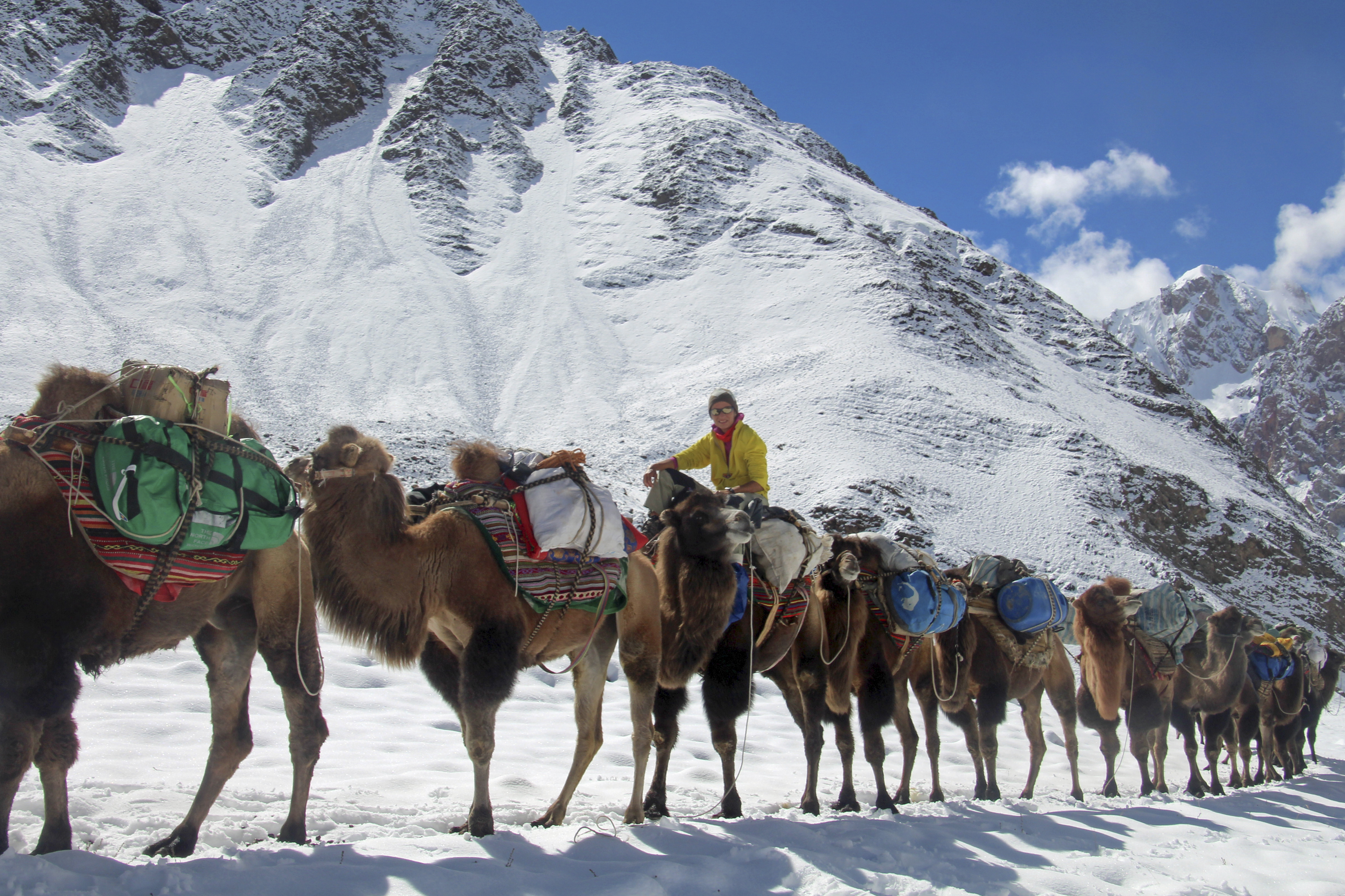 Vaellus K2 vuorelle Kiinan Xinjiangista vuonna 2015. Vaeltajan nilkka on nyrjähtänyt maailman toiseksi korkeimman kukkulan perusleirin vaikeakulkuisella lähijäätiköllä. Matkaa röntgeniin ja lääkärin vastaanotolle on taitettava pelkästään kamelin selässä neljä vuorokautta. Kuva: Eero Oura.