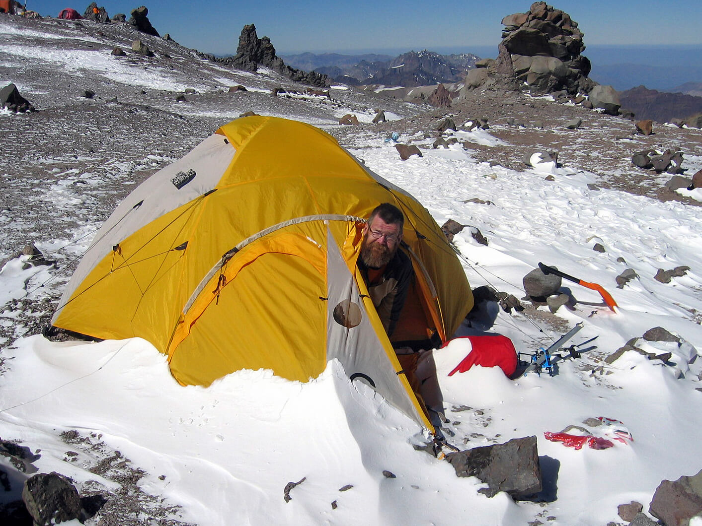 Etelä-Amerikassa Argentiinan ja Chilen rajalla sijaitsevalla Andien korkeimmalla huipulla, Aconcagualla, voi käydä aika turvallisesti testaamassa korkeudensietoaan ja tutustua ylävuoristo-olosuhteisiin. Kuva: Eero Oura.