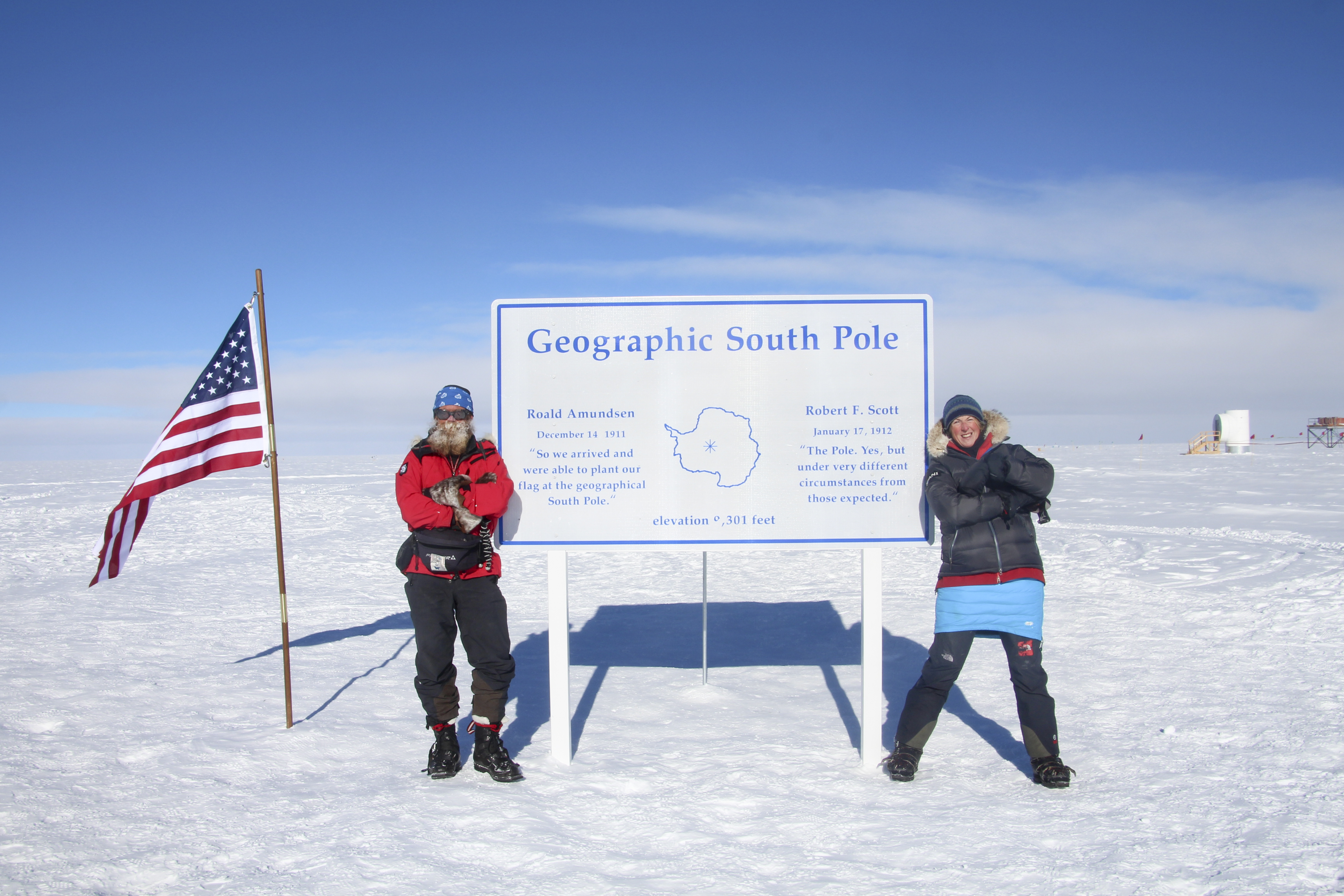 Maantieteellisellä Etelänavalla opastaulu liikkuu jäätikön mukana kymmeniä metrejä vuodessa ja on siirrettävä säännöllisesti samaan ja toisaalta samalla joka kerta uuteen paikkaan. Kyltti muistuttaa Amundsenin ja Scottin retkikuntien välisestä kilpailusta 101 vuotta aikaisemmin. Kuva: Eero Oura.