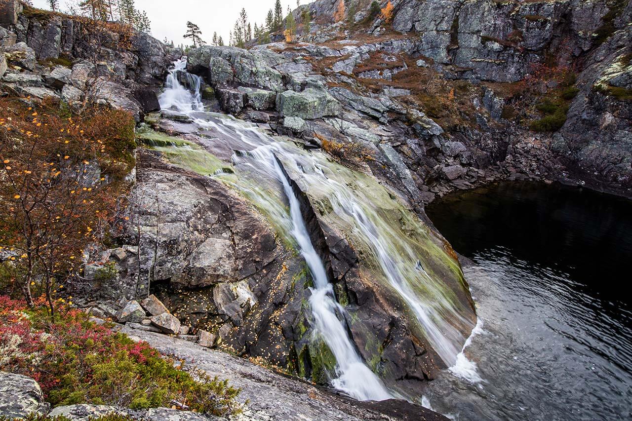 Routasenkurussa on komea vesiputous. Kuva: Markus Sirkka.