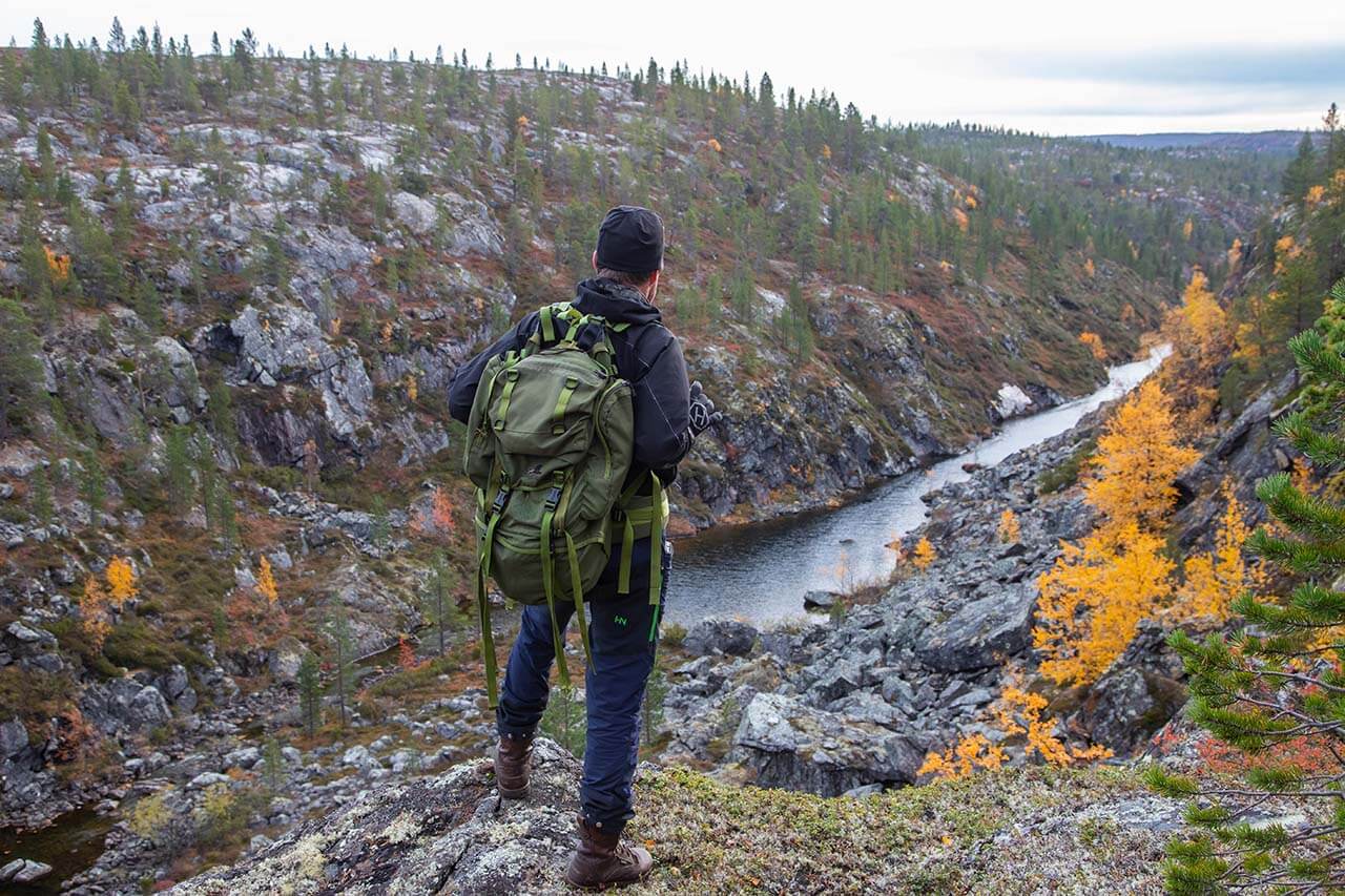 Routasenkurua seuraileva retkeilijä saa tämän tästä pysähtyä pysäyttävien näkymien äärelle. Kuva: Markus Sirkka.