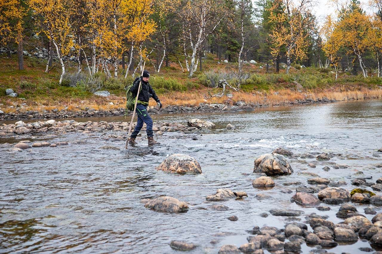 Vätsärin erämaa-alueen pohjoisrajalla virtaileva Uutuanjoki on helppo ylittää matalan veden aikaan. Kuva: Markus Sirkka.