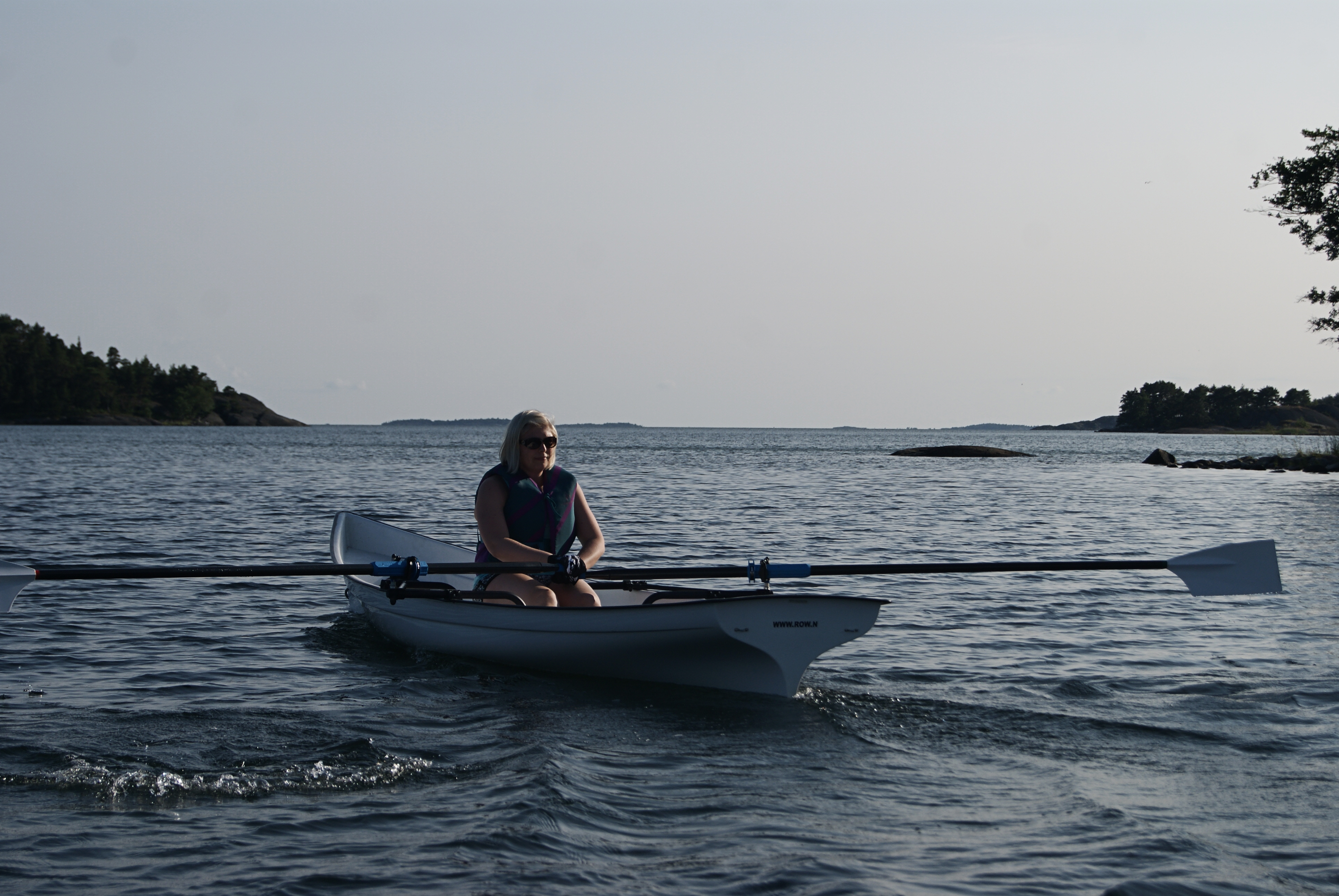 Liukupenkki ja kolme metriä pitkät hiilikuituairot yhdistettynä helpposoutuiseen runkoon luovat upean soutuelämyksen.
