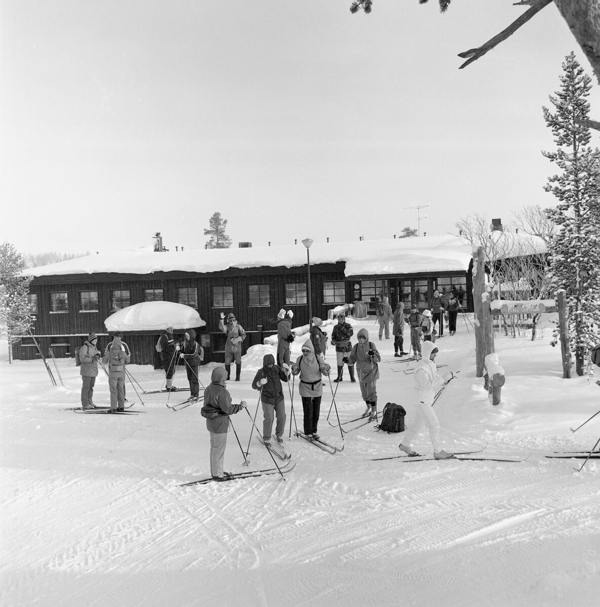 Hiihtäjiä lähdössä ladulle Kiilopään tunturikeskuksen pihasta. Kuva on vuodenvaihteesta 1985-86. Kuva: Museovirasto/Teuvo Kanerva.