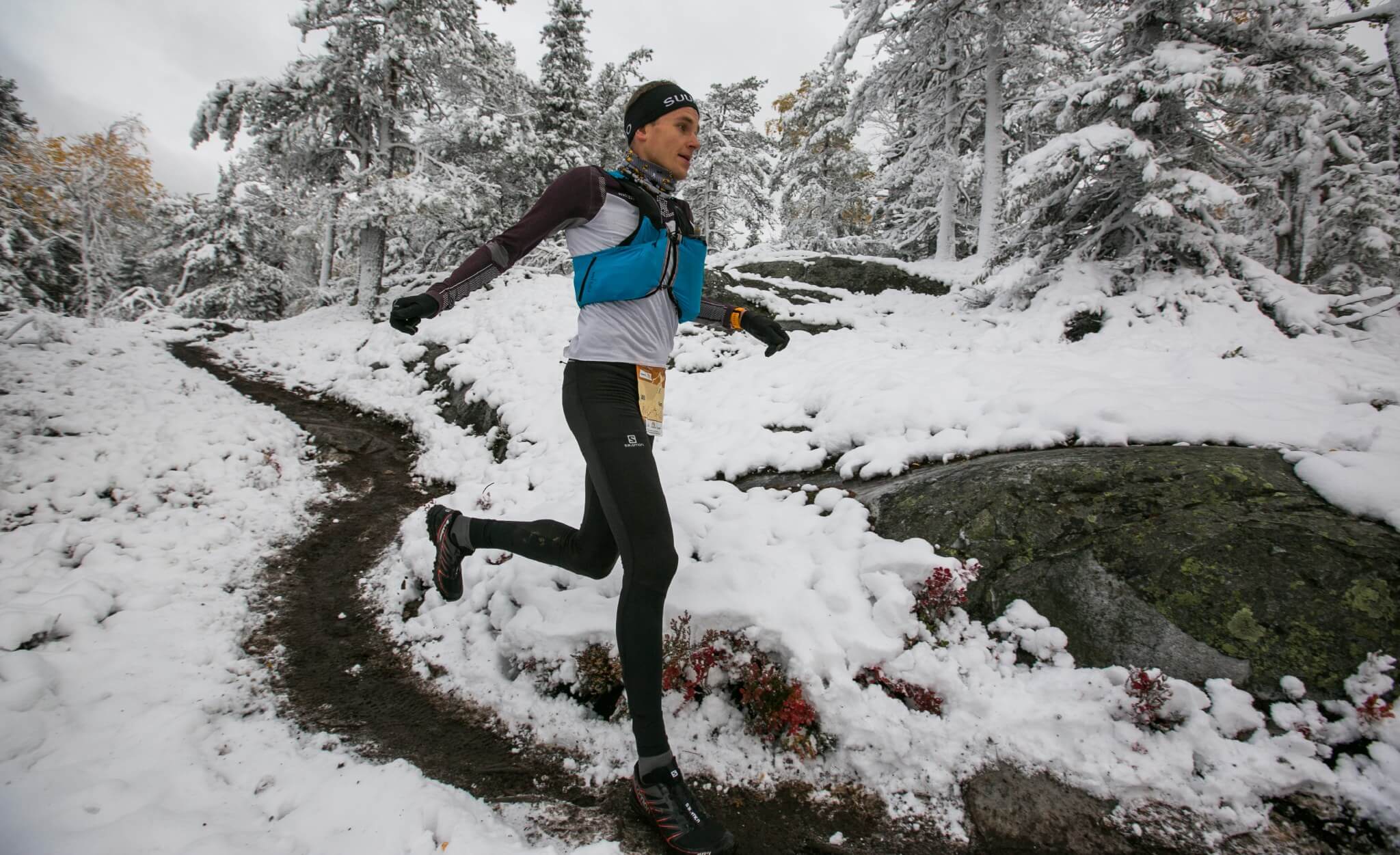 Lumi yllätti polkujuoksijat Vaarojen maratonilla. Kuvassa miesten 42,5 km voittaja Henri Ansio. Kuvat: Vaarojen maraton.