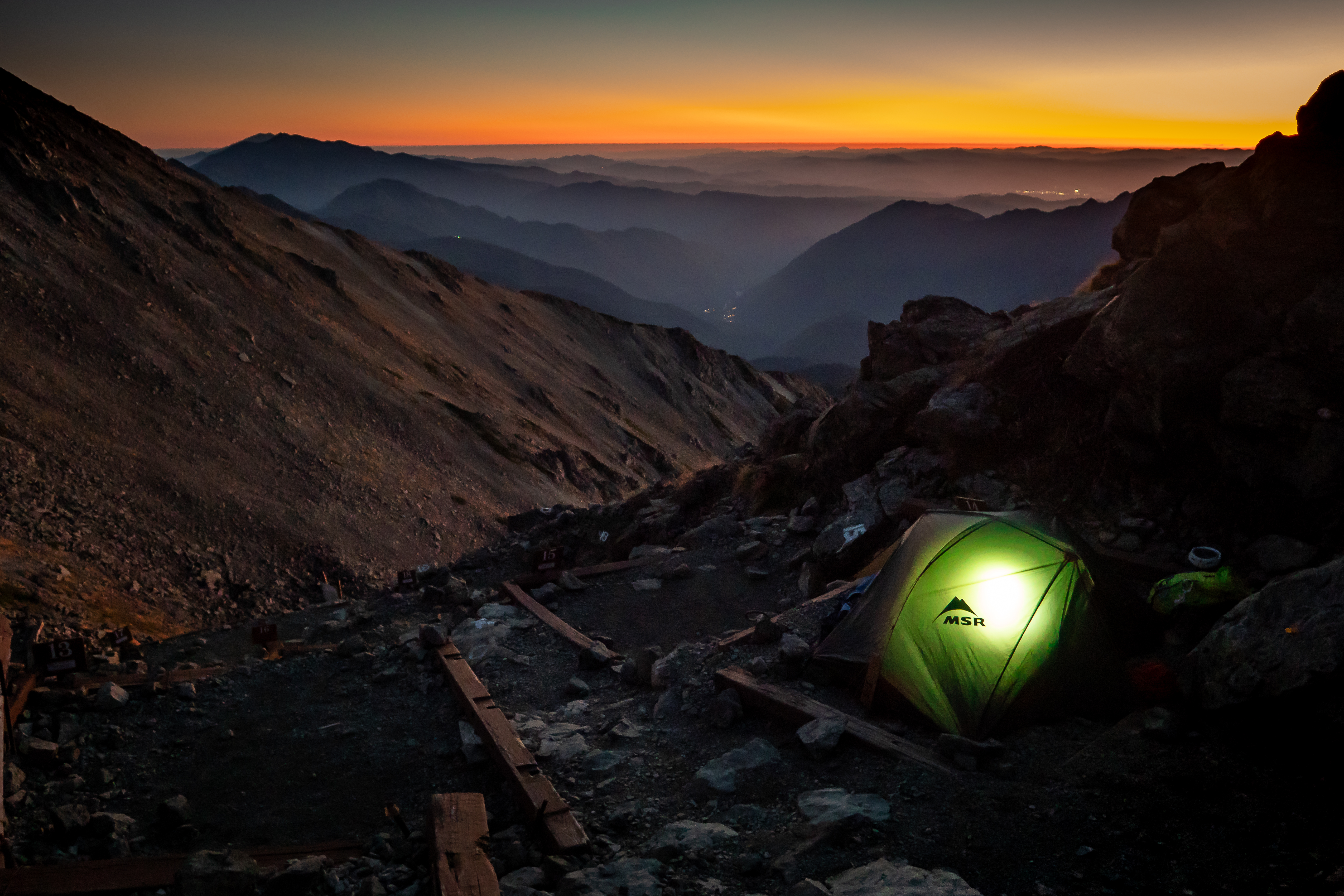 Yarigatakella voi yöpyä teltassa yli 3 000 metrin korkeudessa.