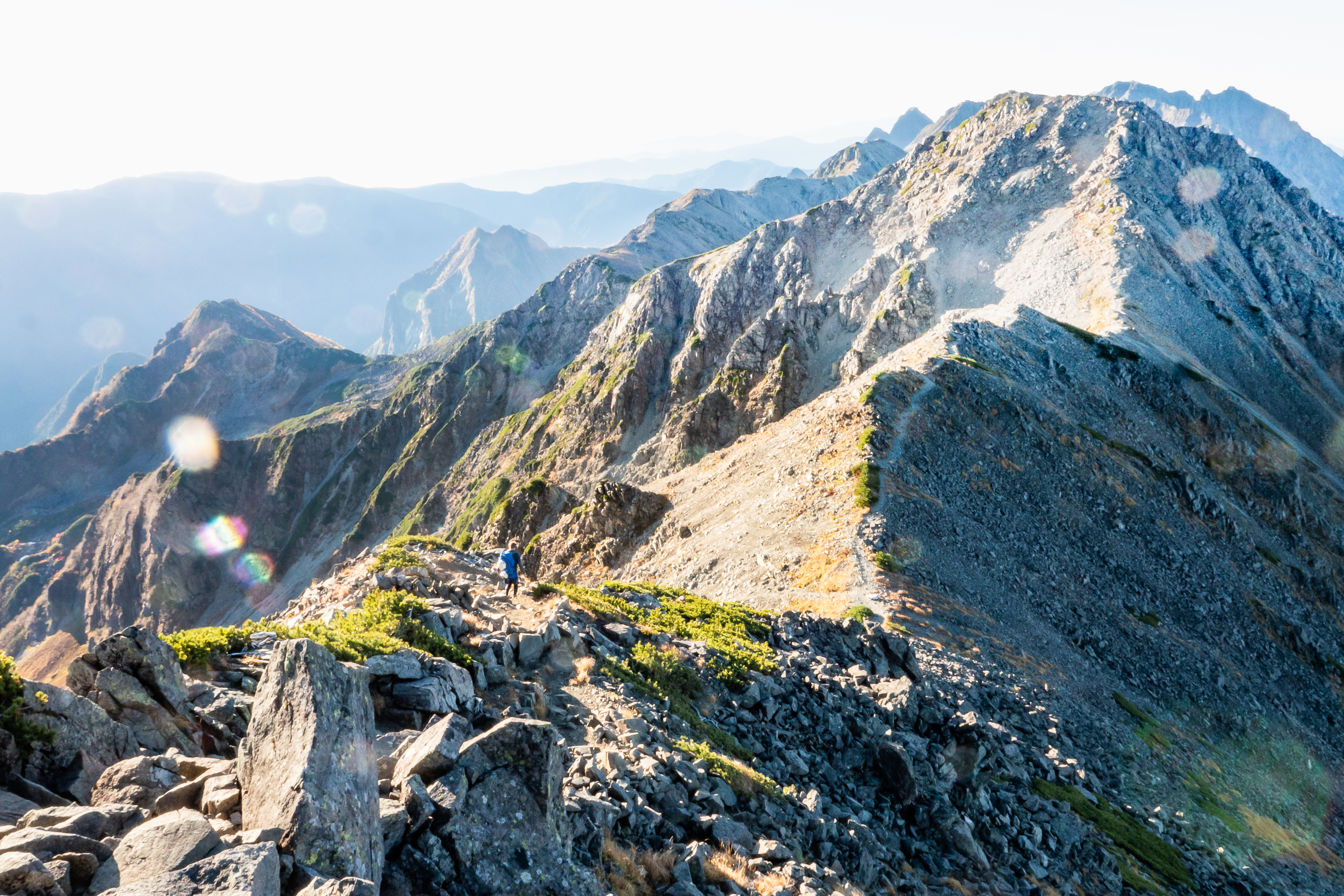 Japanin Alpeilta löytyy myös haastavampia harjannereittejä, jos korkeat paikat eivät pelota.