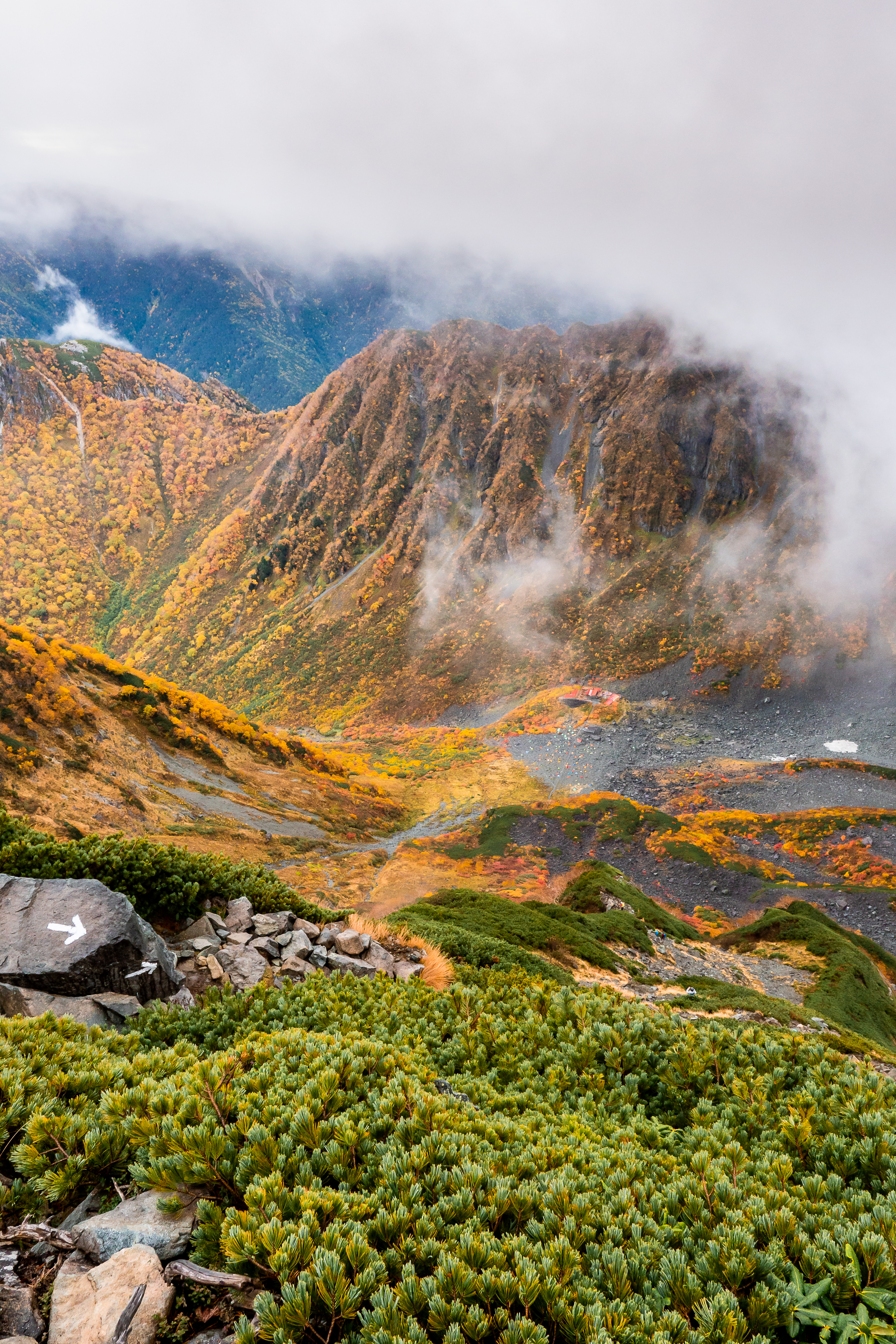 Vuoristomaja keskellä ruskaväreistään tunnettua Karasawan laaksoa.