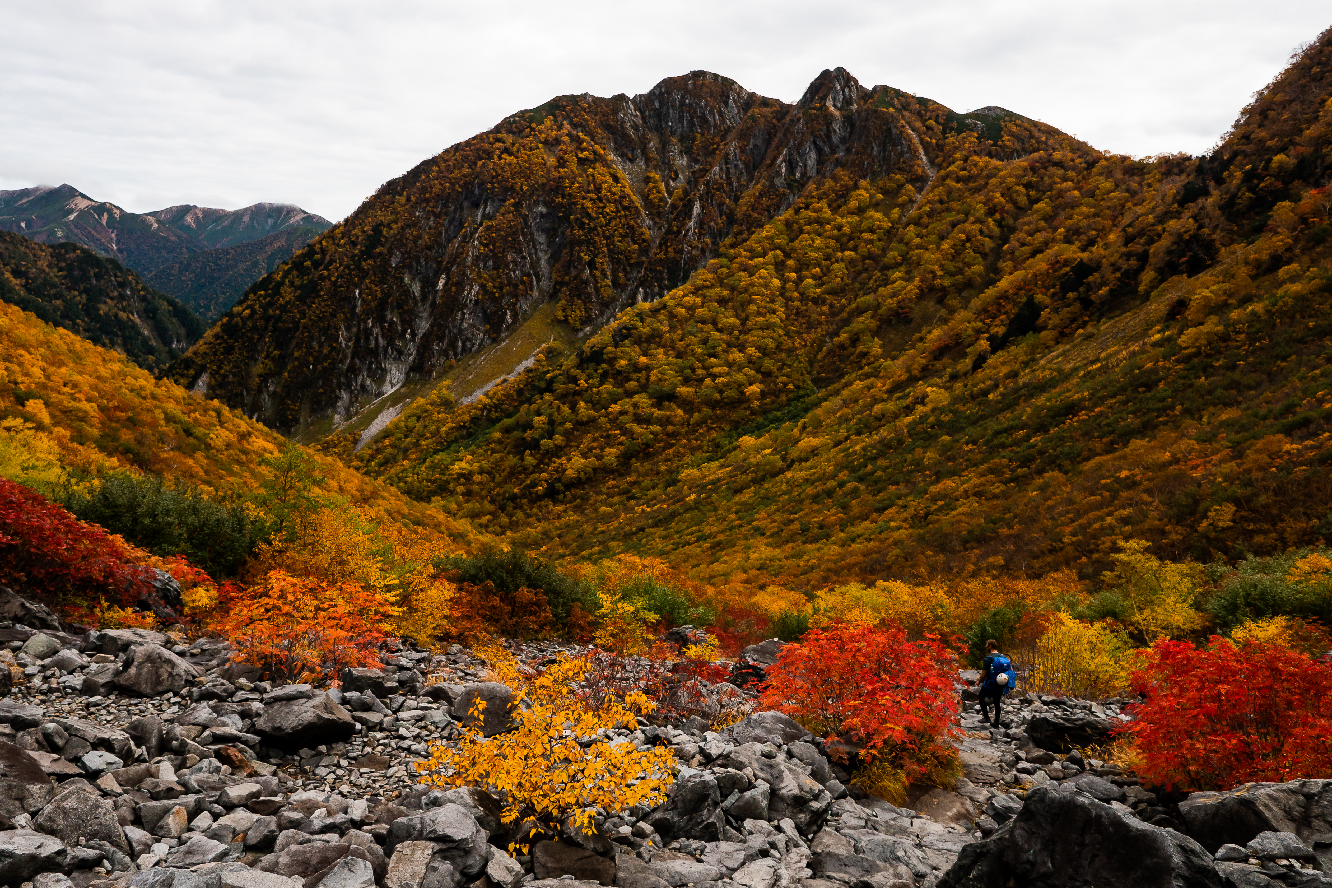 Ruska-aika on Japanissa suosittua vaellusaikaa. Sesonki alkaa Japanin Alpeilla lokakuun ensimmäisen viikon jälkeen. Kuvat: Milja Fromholtz.