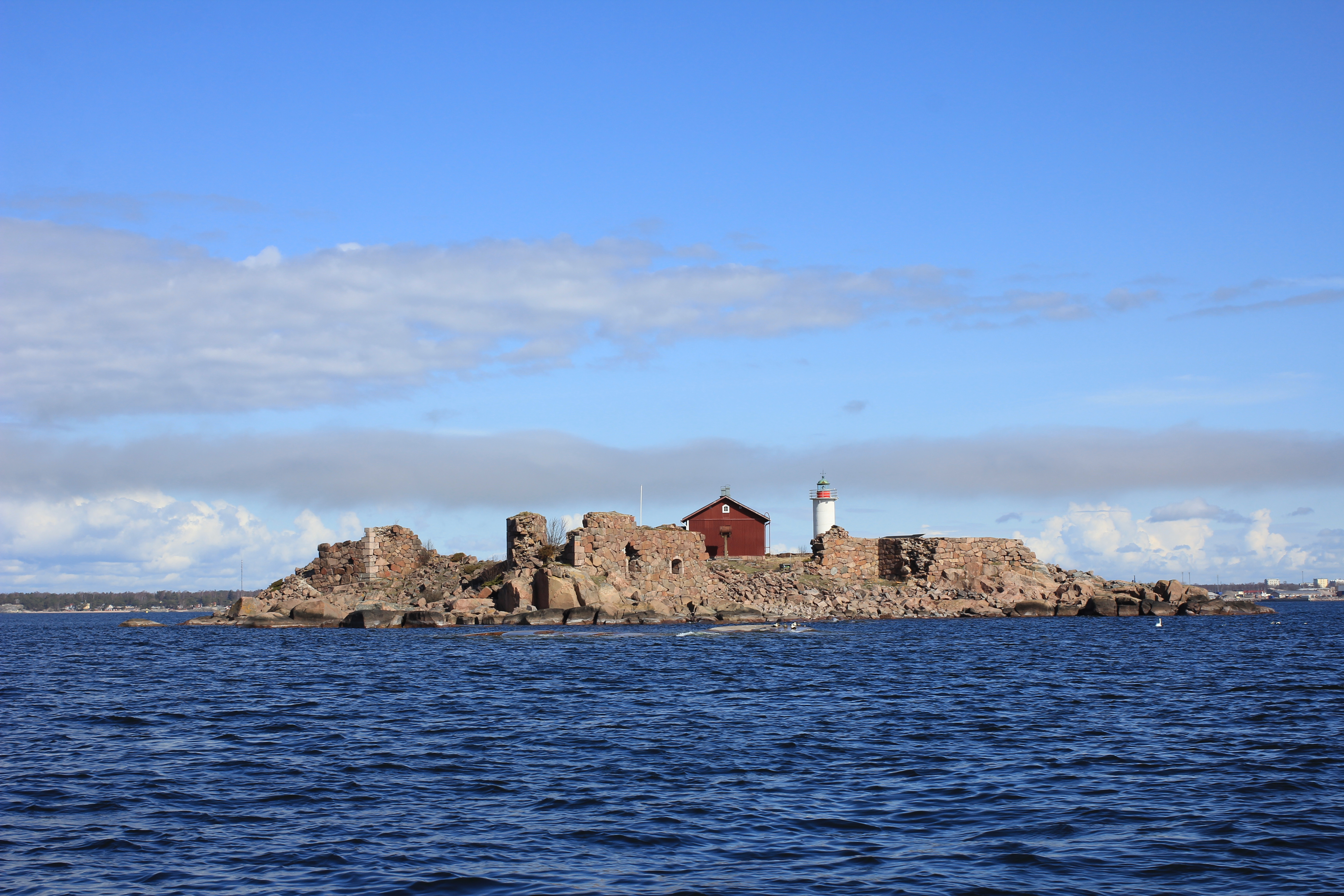 Gustavsvärn eli Kustaanvarustus on osa 1700-luvulta peräisin olevaa neliosaista linnoitusta Hangossa. Saari on yhä puolustusmuurin ympäröimä ja muurin sisä- ja ulkopuolella on vieläkin jäänteitä vanhoista puolustusrakenteista. (Kuva: Panu Könönen),Kohteet kartalla