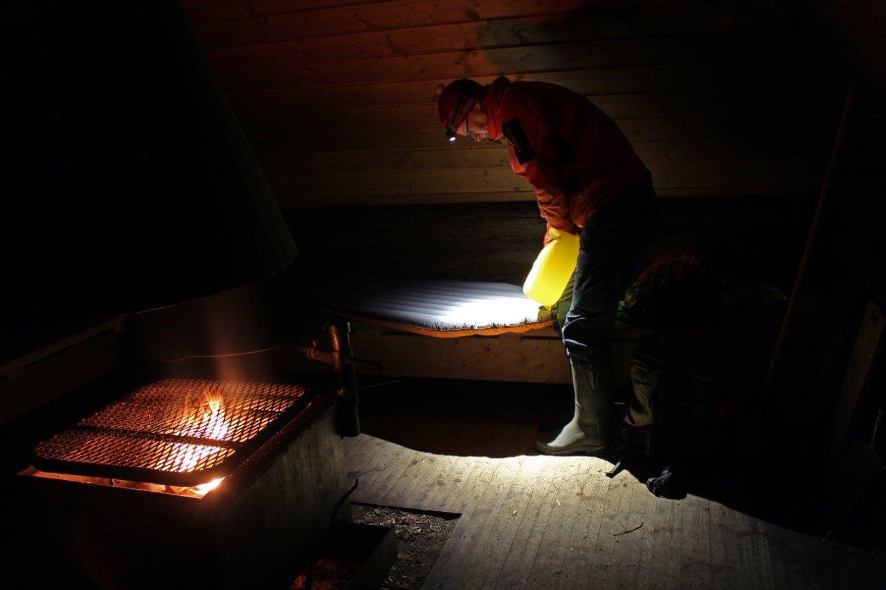 Iltapuuhia Heisanharjun kodassa. Tämä on sellainen virkistysalue, jossa on sallittua yöpyä.