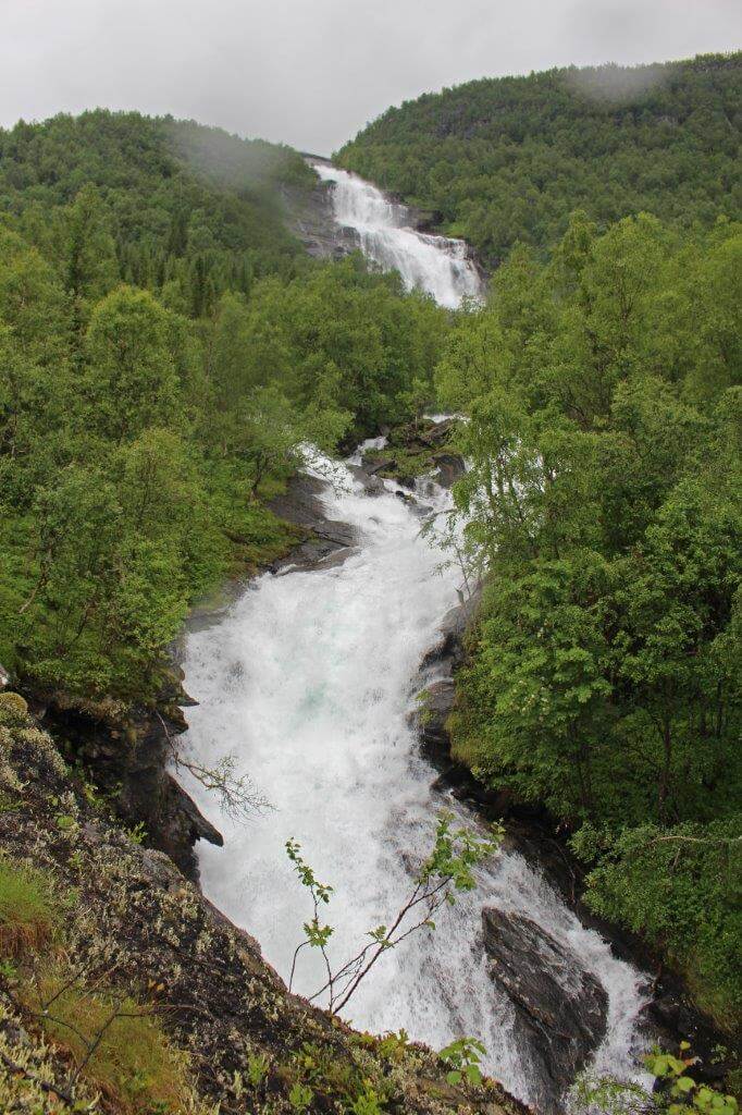 Hellarmovatniin laskeva vesiputous on Norjassa vain yksi sadoista ellei tuhansista.