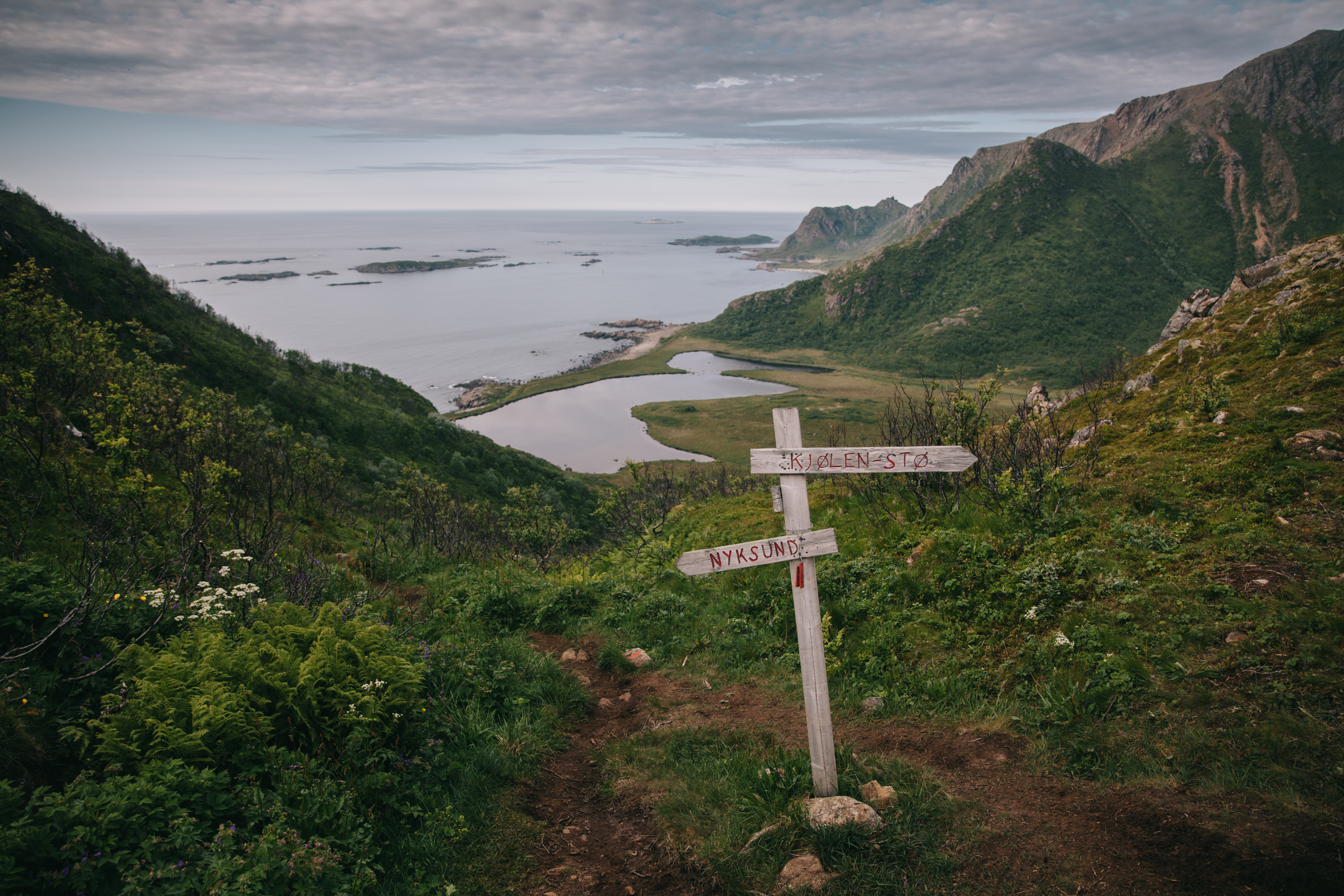 Reiltä voi jatkaa kohti Nyksundin vanhaa aavekaupunkia tai entistä komeampia maisemia Kjølen-Støn suuntaan. Tällä kertaa yöttömän yön maisemat kuitenkin houkuttelivat enemmän.