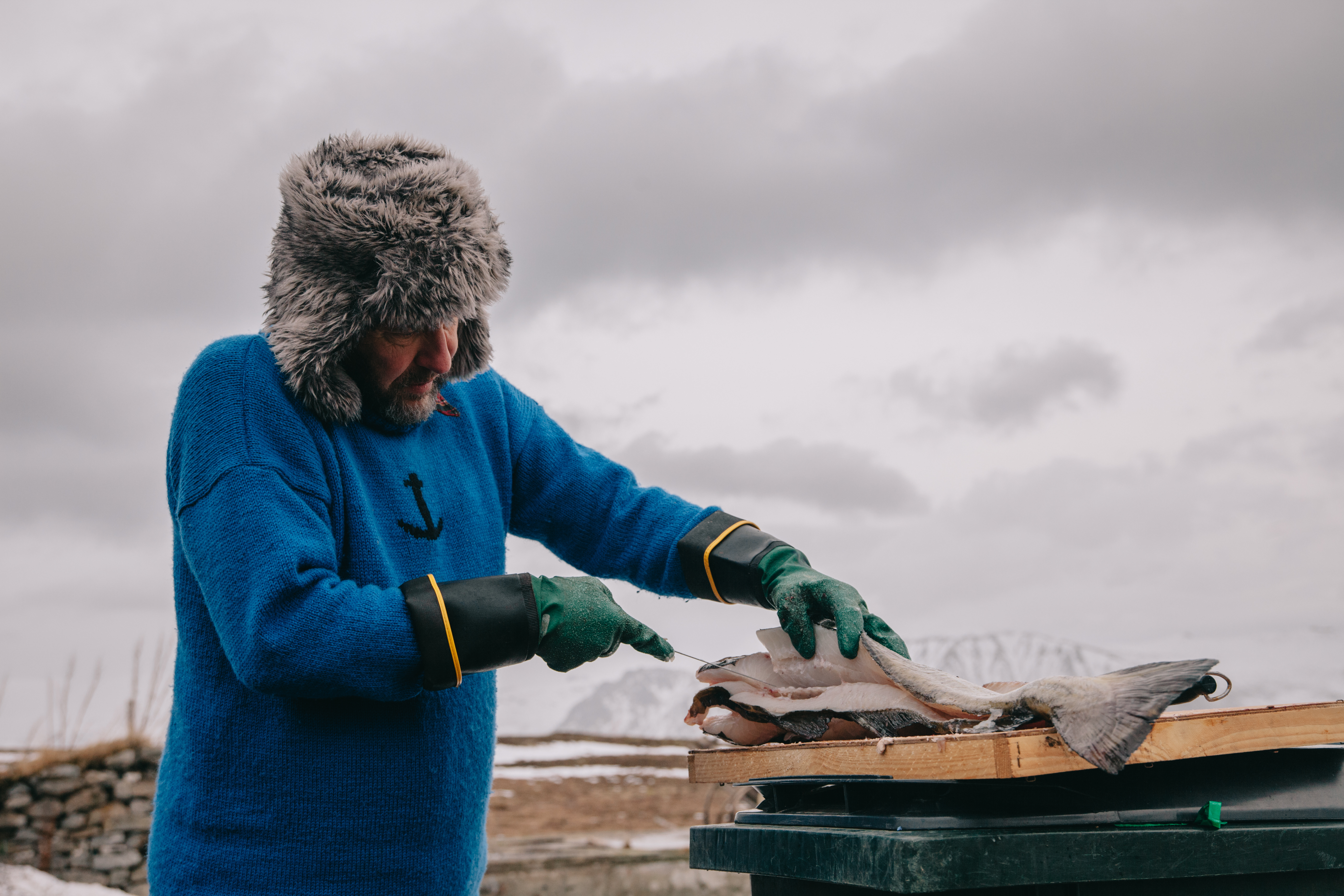 Lauri fileoi paikalliselta kalastajalta haettua turskaa, josta tehtiin suolakalaa.