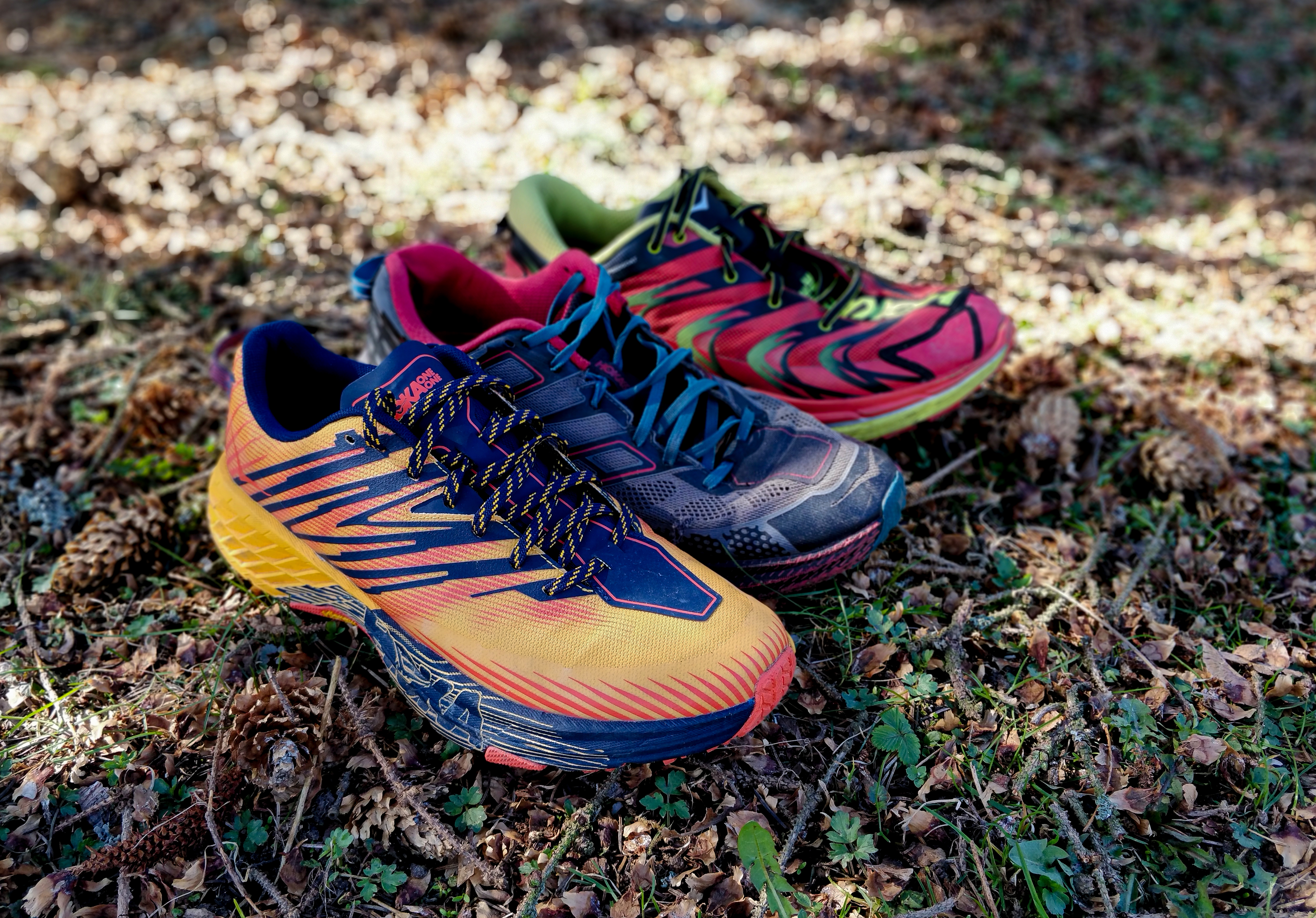 Kolme sukupolvea Speedgoat-pollkujuoksukenkiä. Perheen uusin malli etualalla. Kuva: Panu Könönen.