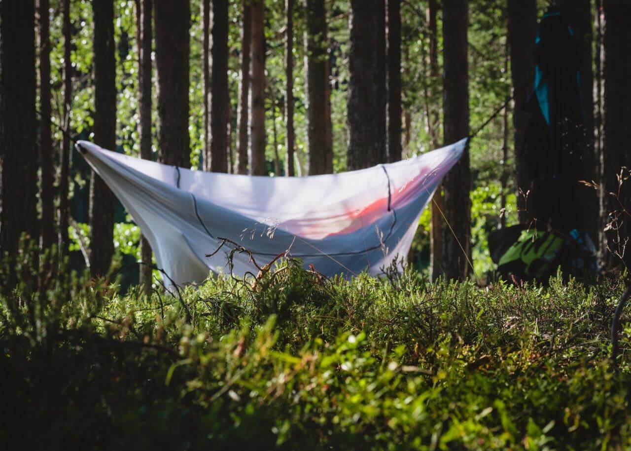Hyttysverkko. Suomen kesässä retkeillessä erillinen hyttysverkko on lähes pakollinen varuste. Osassa riippumattomalleista verkko on valmiiksi mattoon liitettynä. Ötököttöminä tähtiöinä on mukavaa, jos verkko on kokonaan irrallinen tai helposti sivuun kiinnitettävissä.