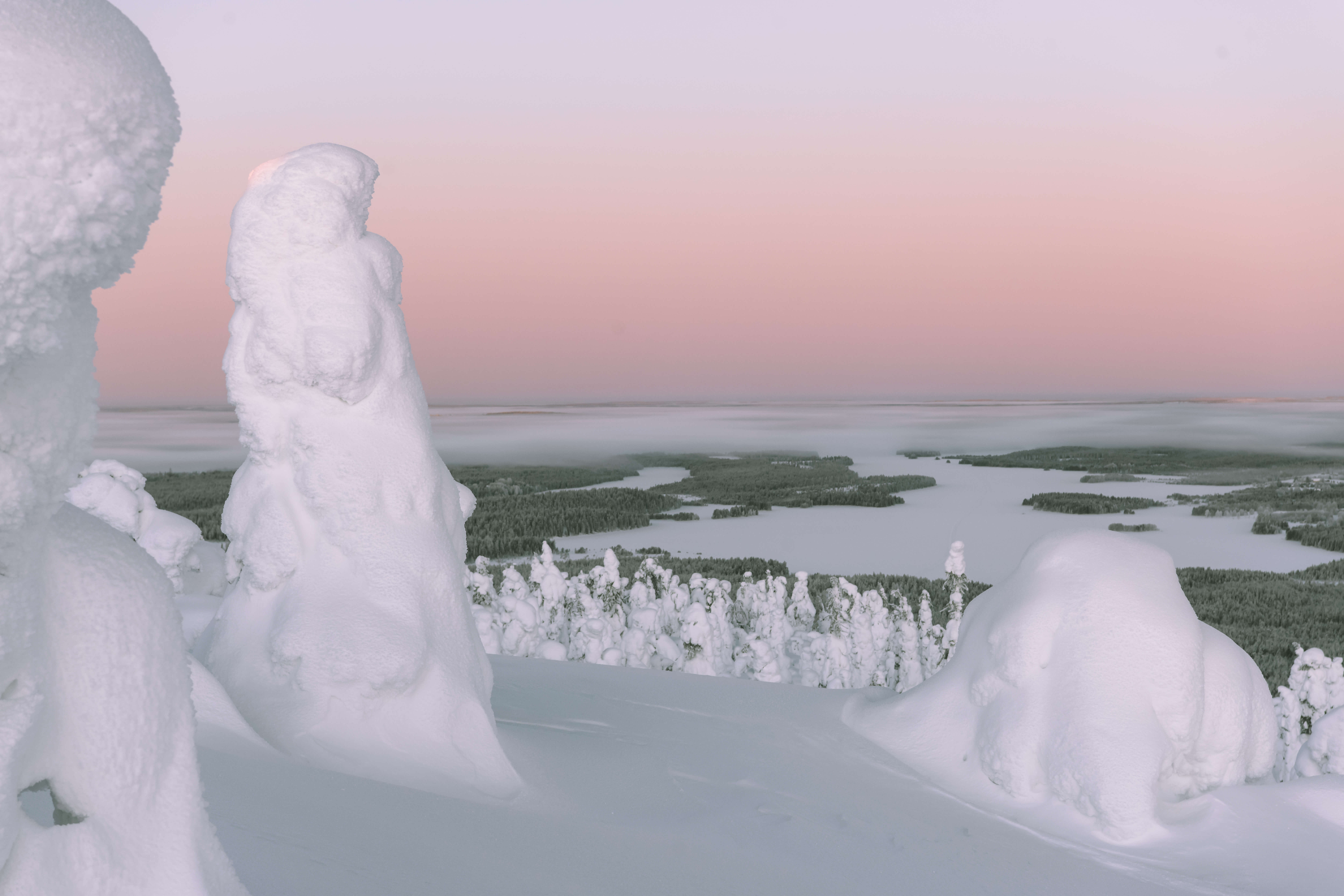 Koillismaan upeita maisemia voi käydä ihastelemassa yhdeksän kilometrin mittaisella Iirinki-päiväreitillä. Maisemat avautuvat kauniiden Iijärven ja Naamankajärven suuntaan.