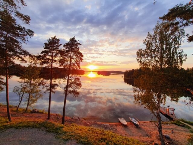 Kivijärven upeat maisemat alkavat suoraan hotellilta.