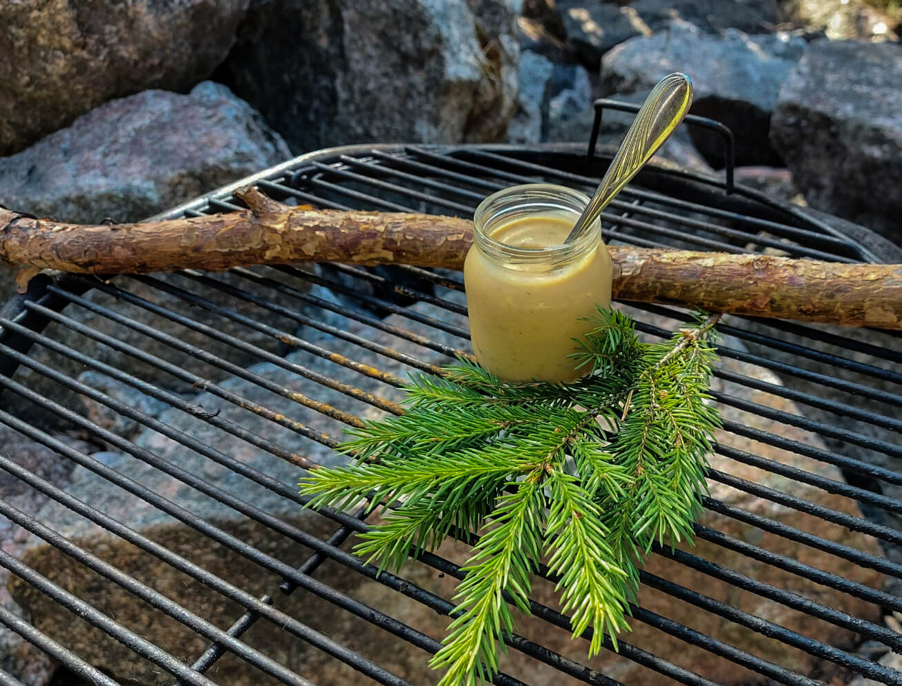 Villiyrttisinappi syödään heti lämpimänä vaikka makkaran kera. Kuva: Sanna Katajainen.