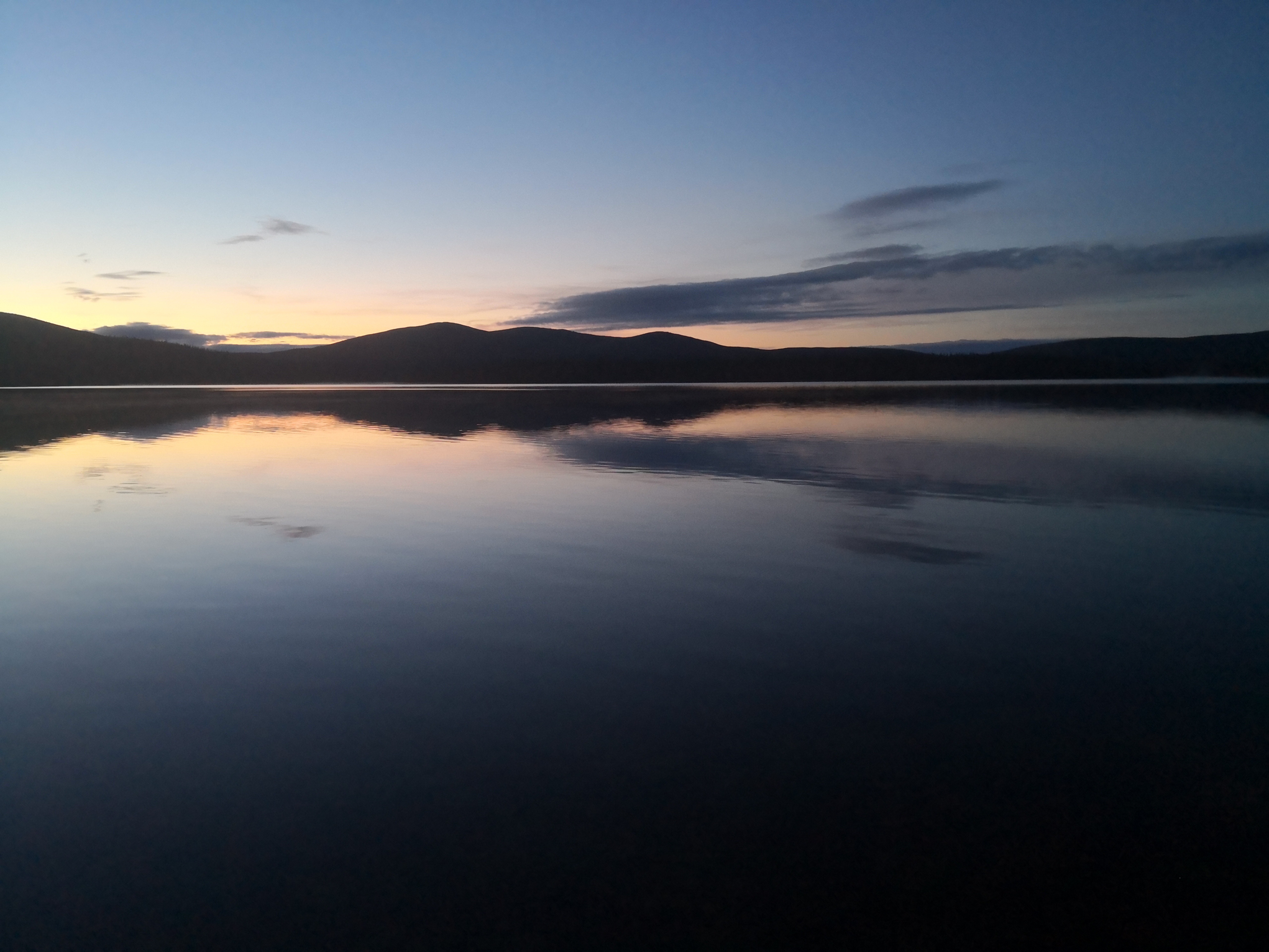 Urho Kekkosen kansallispuiston suurin järvi Luiro jylhine tunturimaisemineen painuu varmasti osallistujien mieleen. Kuvat: Tomi Savolainen.