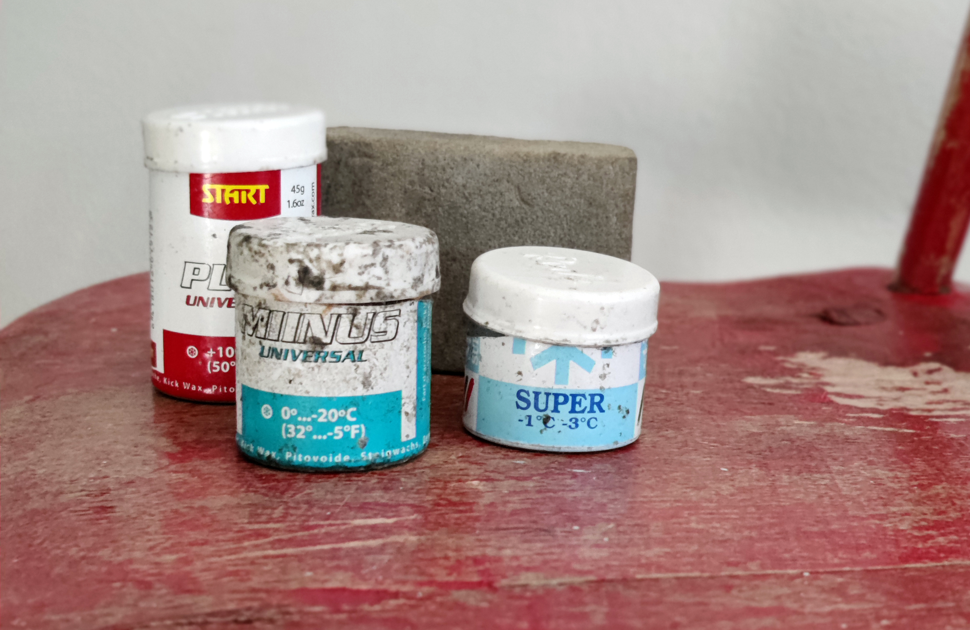 Pitovoitelu on helppoa esimerkiksi kuvan Universal Miinus ja Plus -voiteilla. Tasoitus synteettisellä korkilla. Kuva: Panu Könönen.