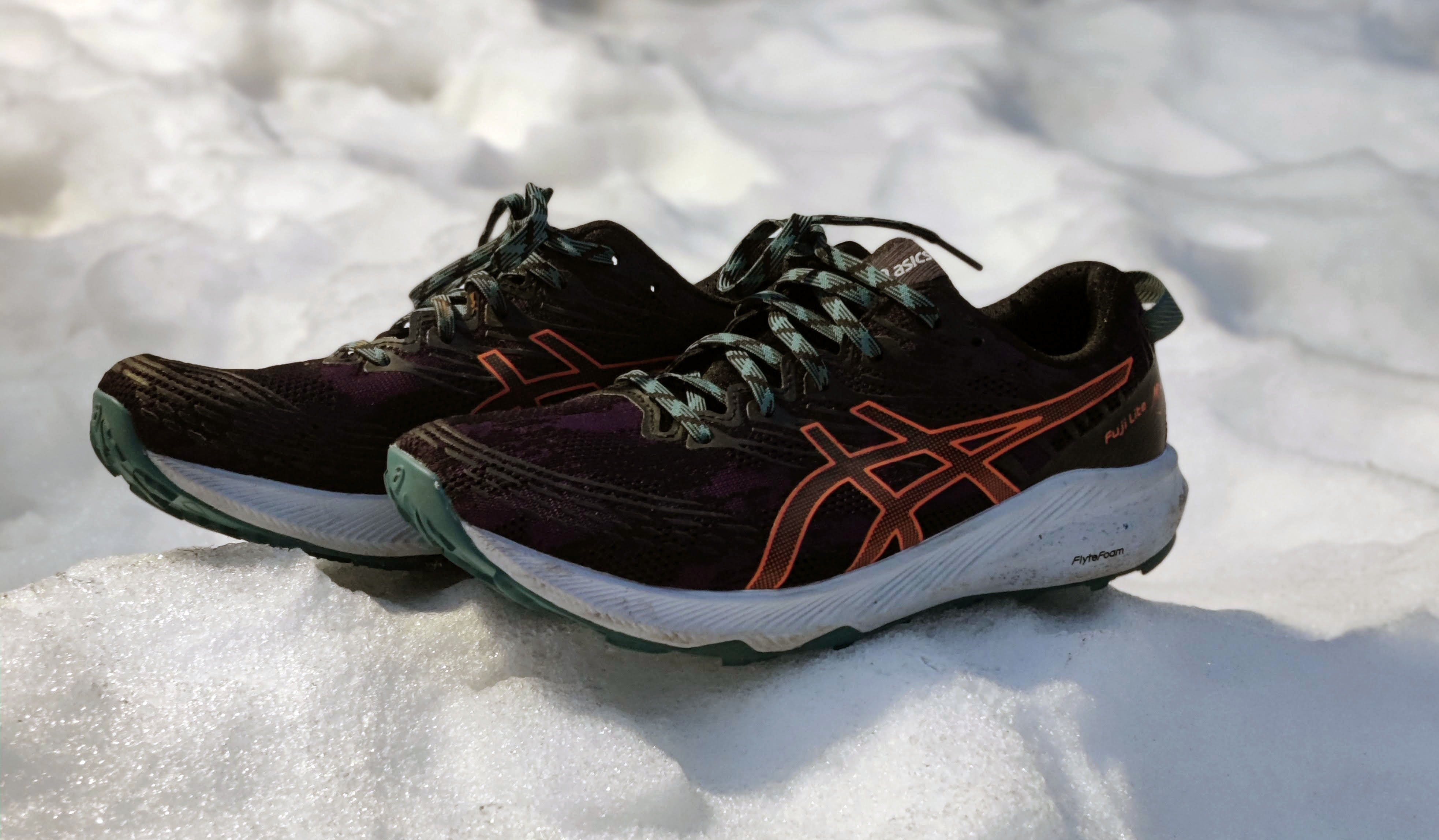 Fuji Lite 3 on kevyt polkujuoksukenkä. Kuvat: Hanna Haapasalo.