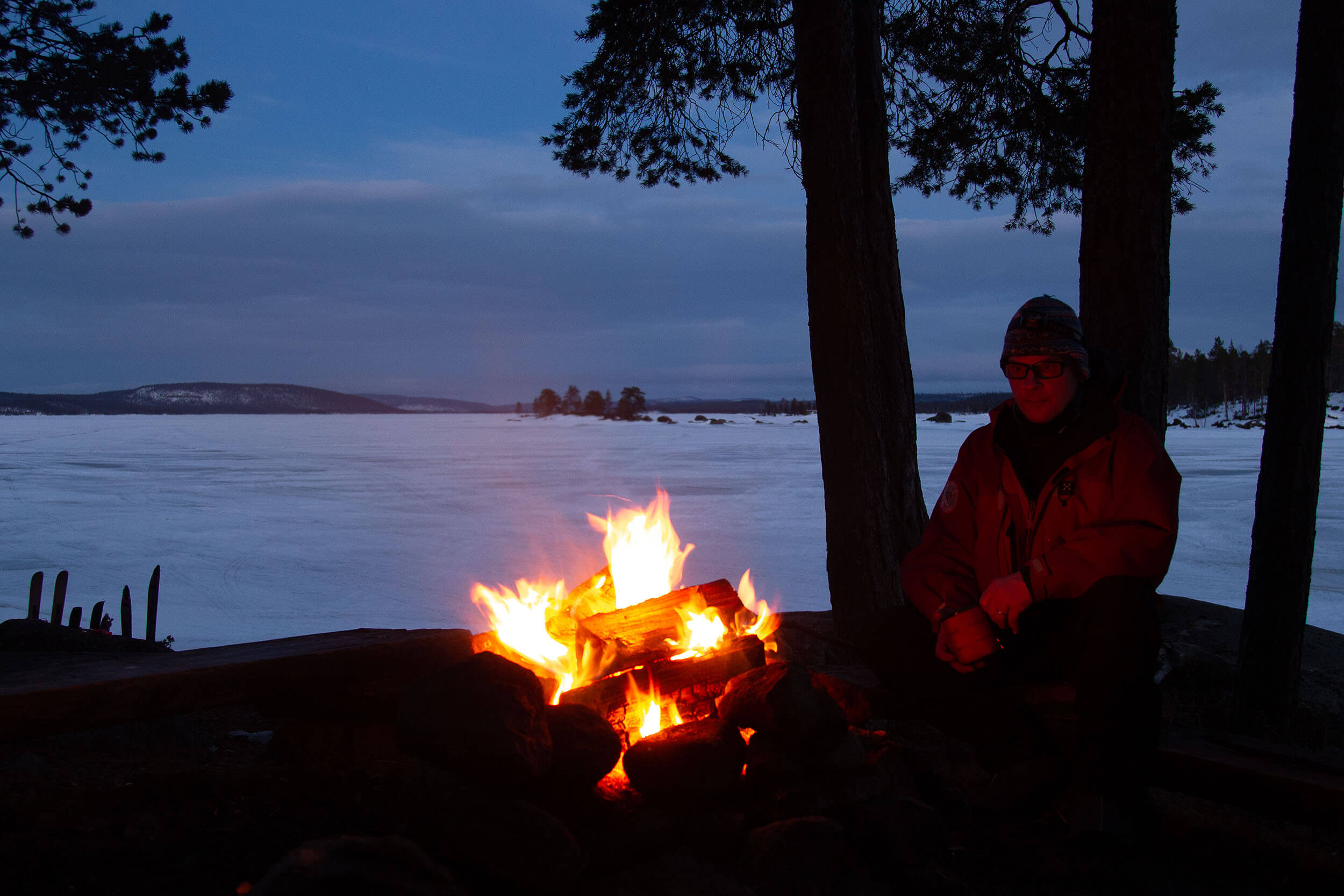 Ensimmäinen vaelluspäivä kääntyi illaksi Jääsaaren rantakalliolla. Kuva: Tapani Leppänen.