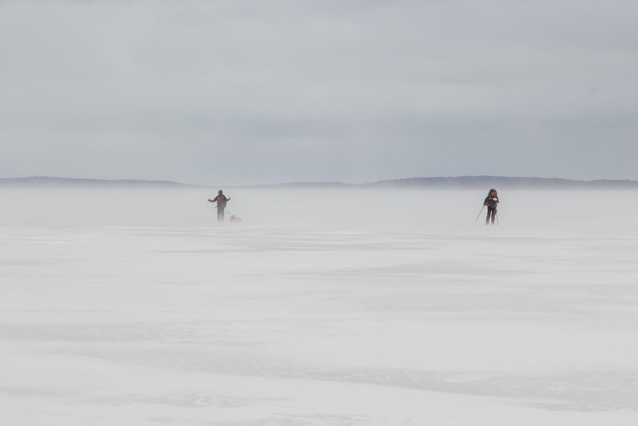 Avoimella järvellä tuuli ja pöllyävä lumi saavat pikkupakkasenkin tuntumaan arktiselta. Kuva: Tapani Leppänen.