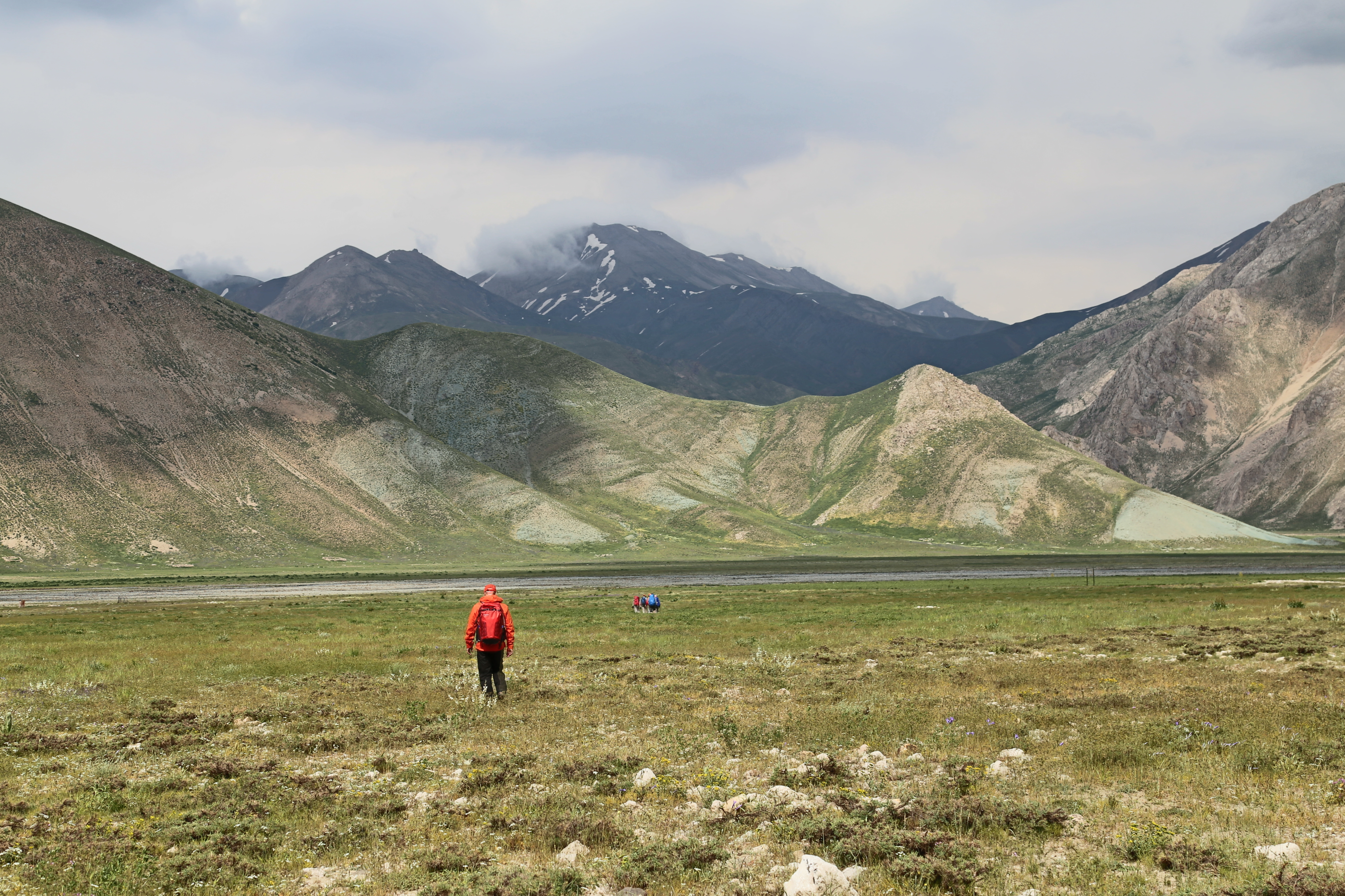 Larin kansallispuisto tarjoaa luonnontilaisia laaksoja ja varsinkin alkukesästä lukuisia vesistönylityksiä.