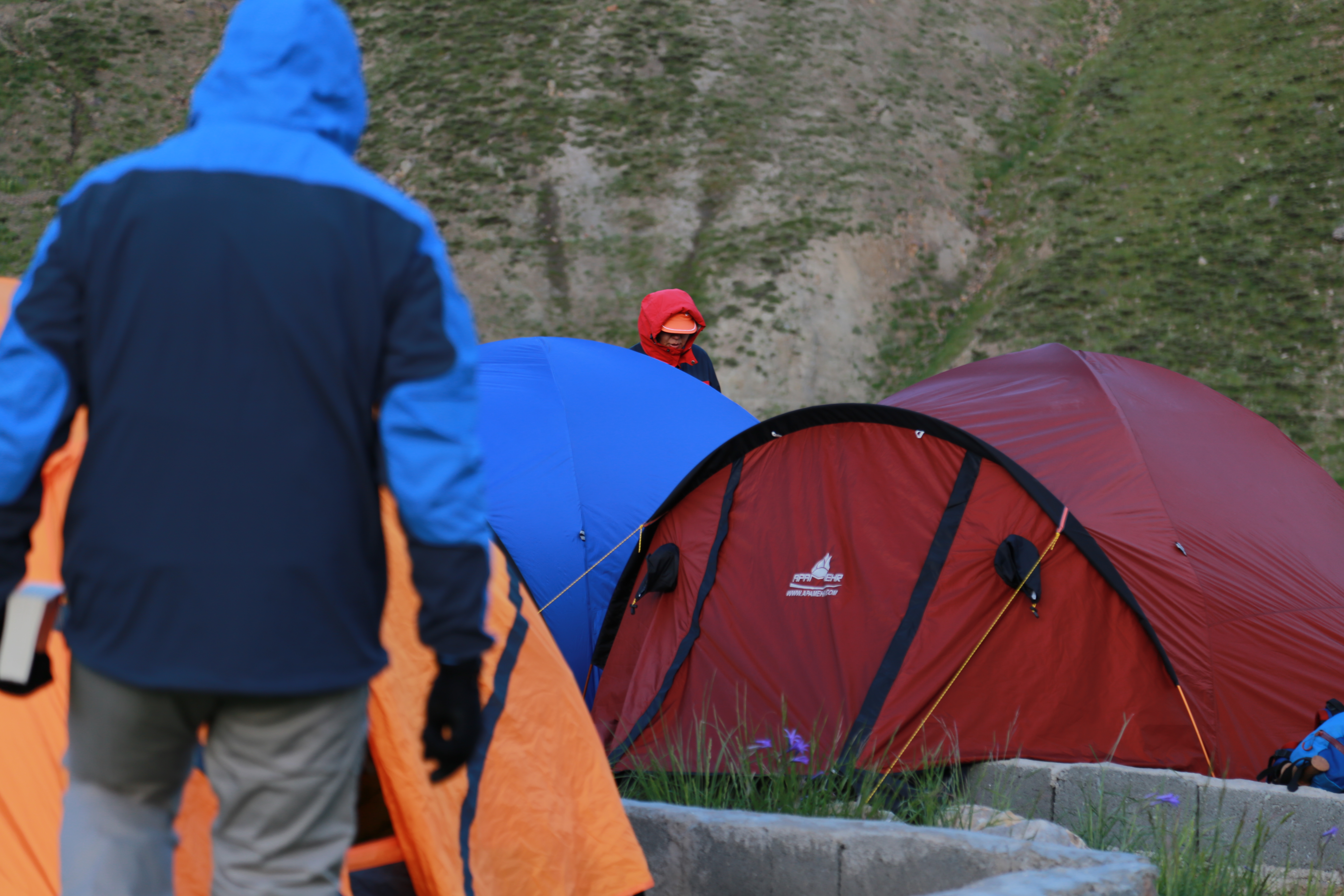 Telttailu toi esiin kulttuurierot: Majoittauduimme alueelle, jossa oli betonisia telttapaikkoja. Vieressä oli tasaista ja pehmeää ketoa hehtaari kaupalla, mutta siitä huolimatta yövyimme betonin päällä.