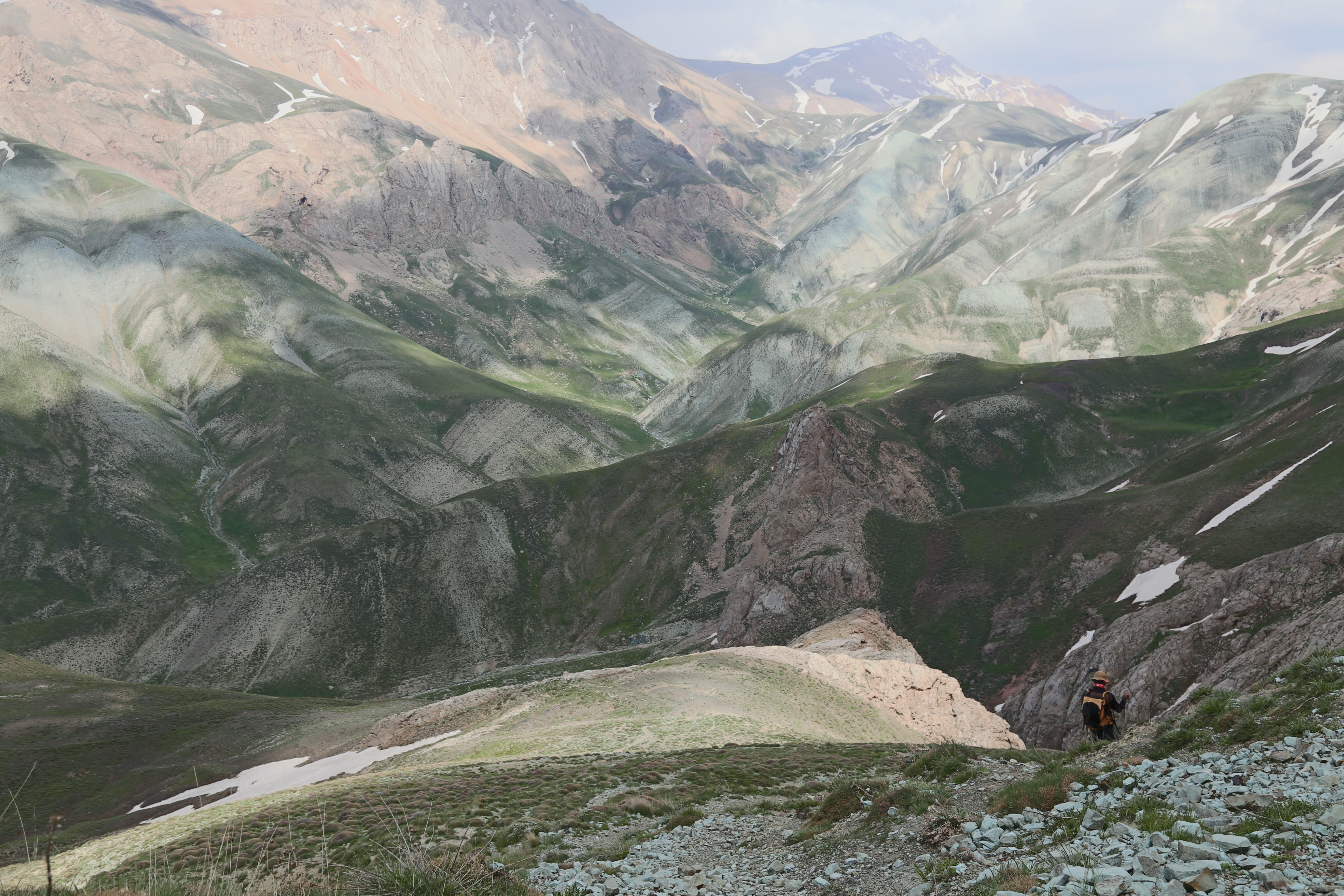 Elbursvuoriston henkeäsalpaavat maisemat ja erämaan tuntu tekevät Larin kansallispuistossa vaeltamisesta ikimuistoisen kokemuksen.