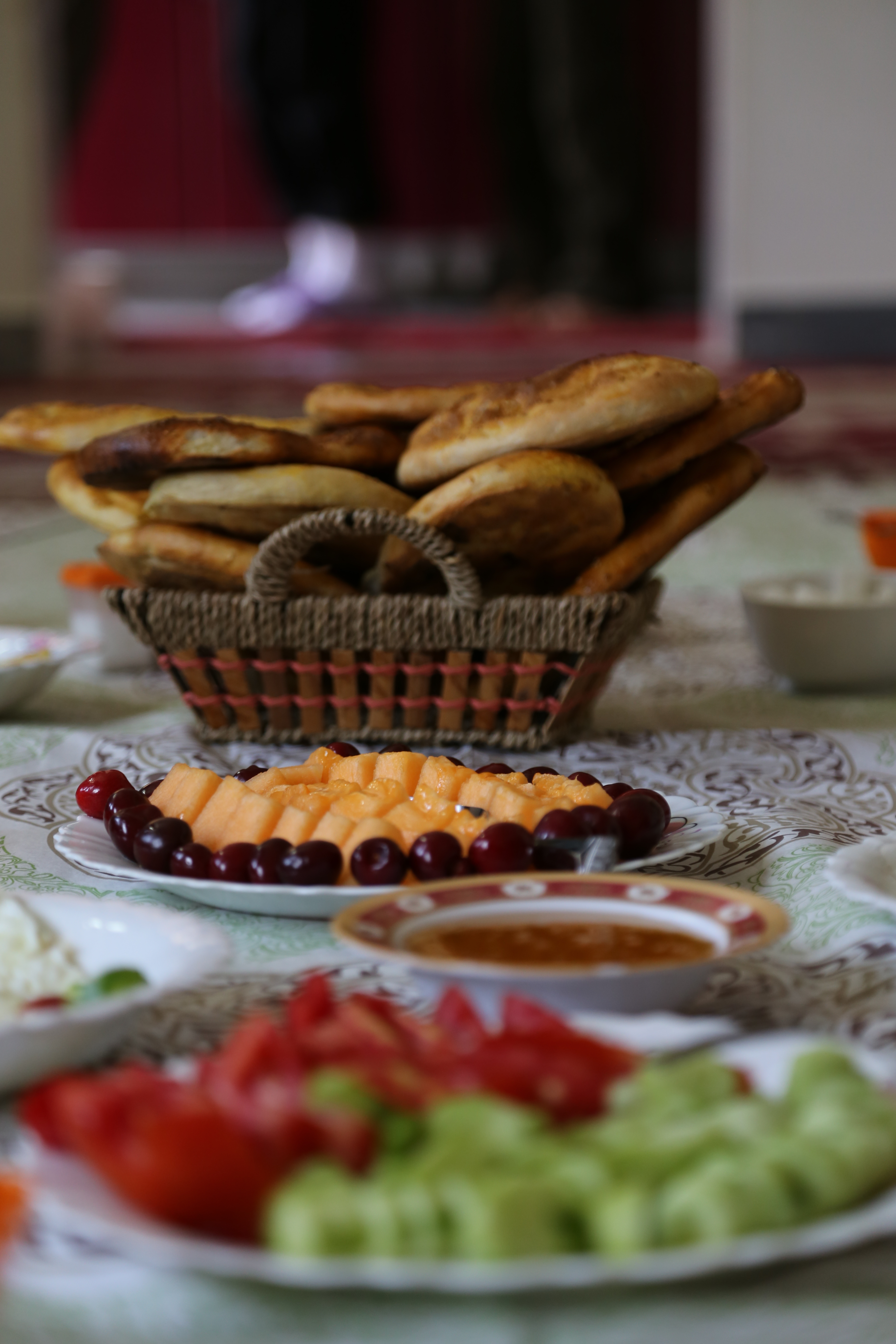 Ja iranilainen ruokakin on maukasta. Tässä aamupala, katettuna perinteisesti majatalon lattialle.