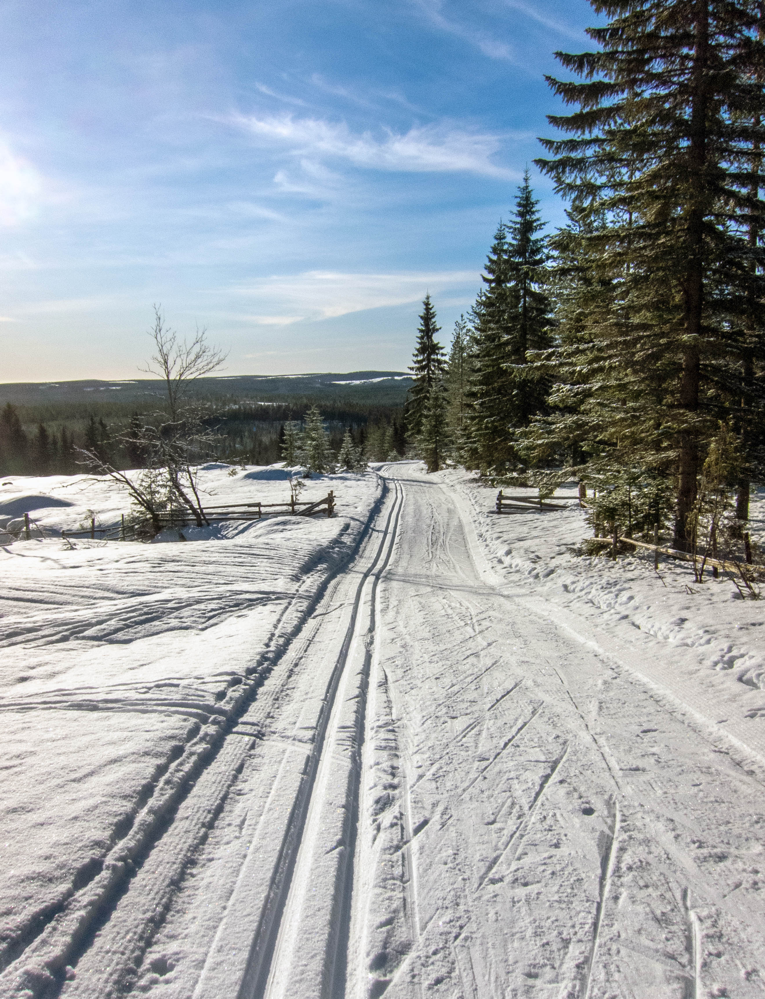 Latvavaaran rinteiltä avautuvat latureitistön komeimmat vaaramaisemat.