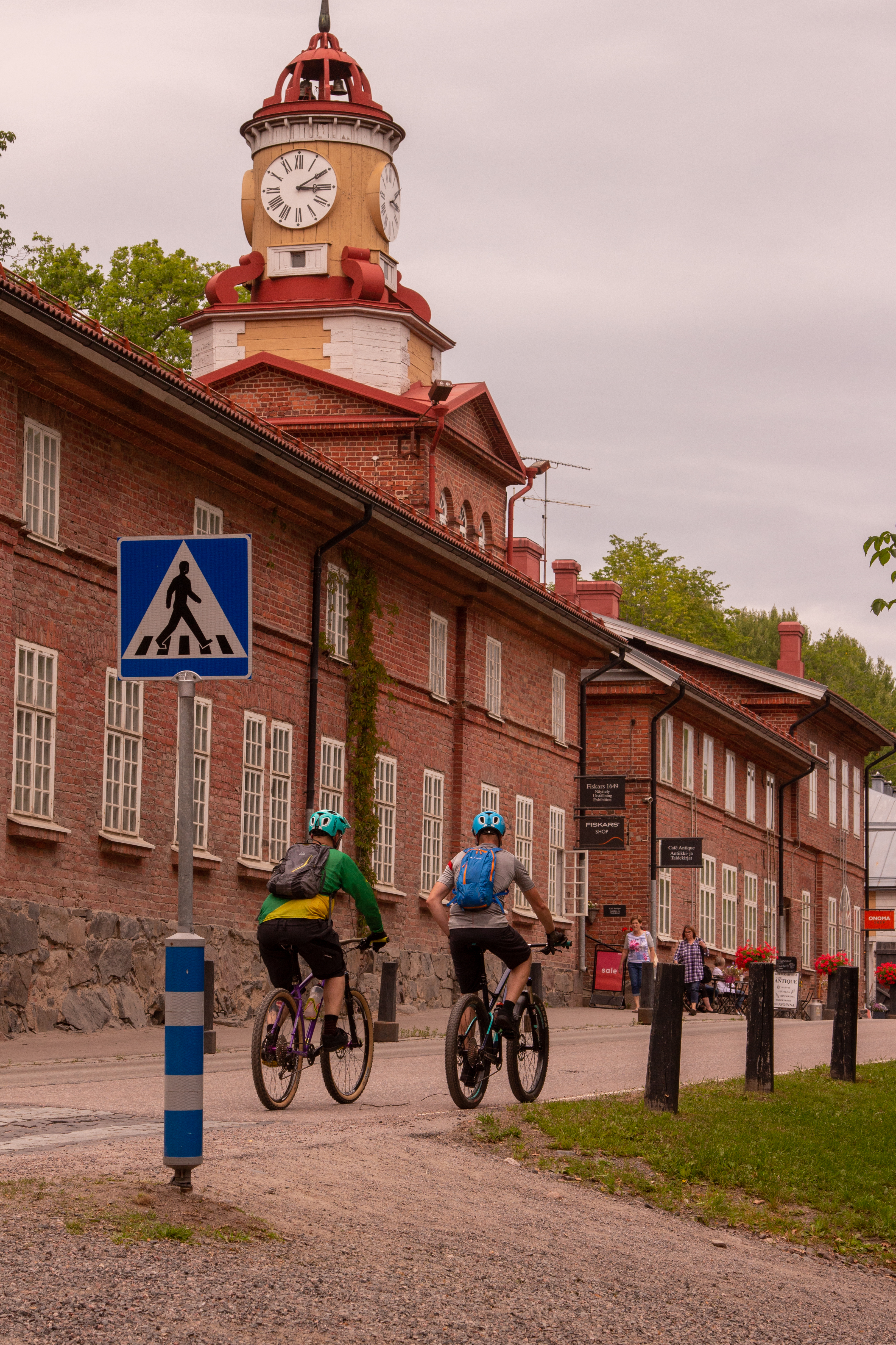 Maastopyöräilijöistä on tullut tuutu näky Fiskarsin kylänraitilla. Kuva: Tapani Leppänen.