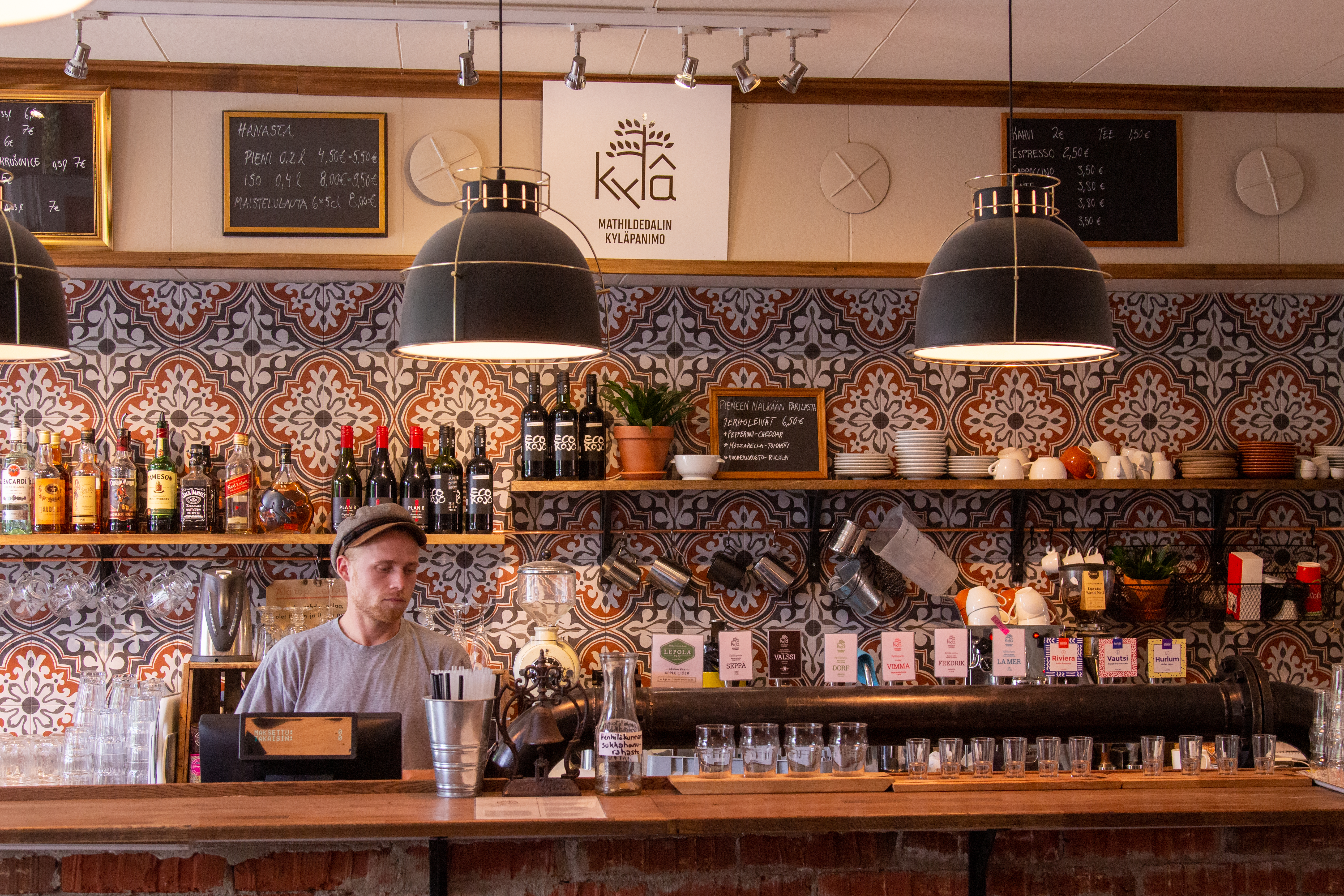 Ravintola Terho on Mathildedalin olohuone. Dan Eklöf tarjoilee paikallisen panimon juomia. Kuva: Tapani Leppänen.