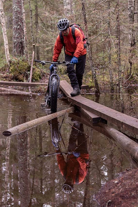 Isojärven kansallispuisto. Majavien tekemät vesiesteet aiheuttavat retkeilijöille omat haasteensa. Kuva: Tapani Leppänen.