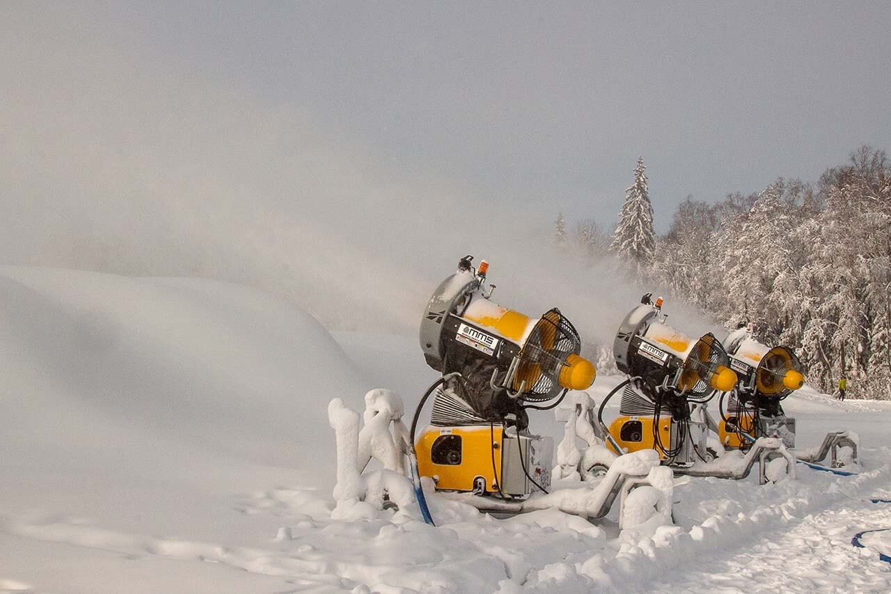 Kauden aikana lunta tehdään kasalle, josta latuja voi paikkailla pitkälle kevääseen. Kuva: Tapani Leppänen.