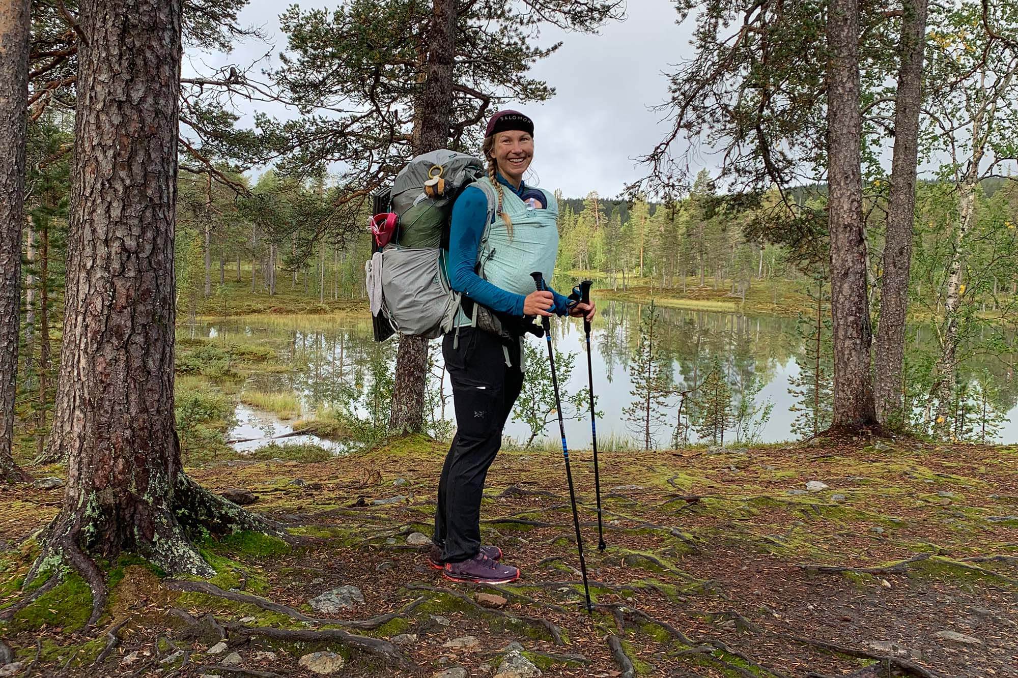 Vauva 7 kiloa ja rinkka 15 kiloa. Kantamukset eivät tunnu raskaalta, kun paino jakautuu molemmille puolille. Kuva: Susanna Ylinen.