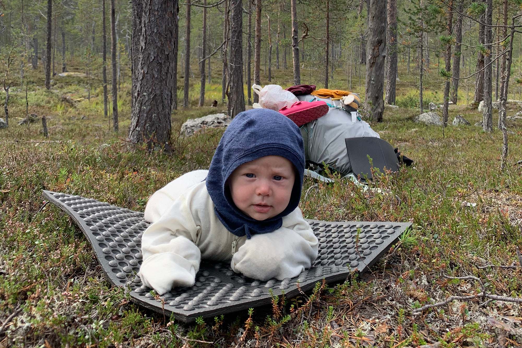 Pieni makuualusta toimii niin vauvan laskualustana, vaipanvaihdossa kuin istuinalustanakin. Kuva: Susanna Ylinen.