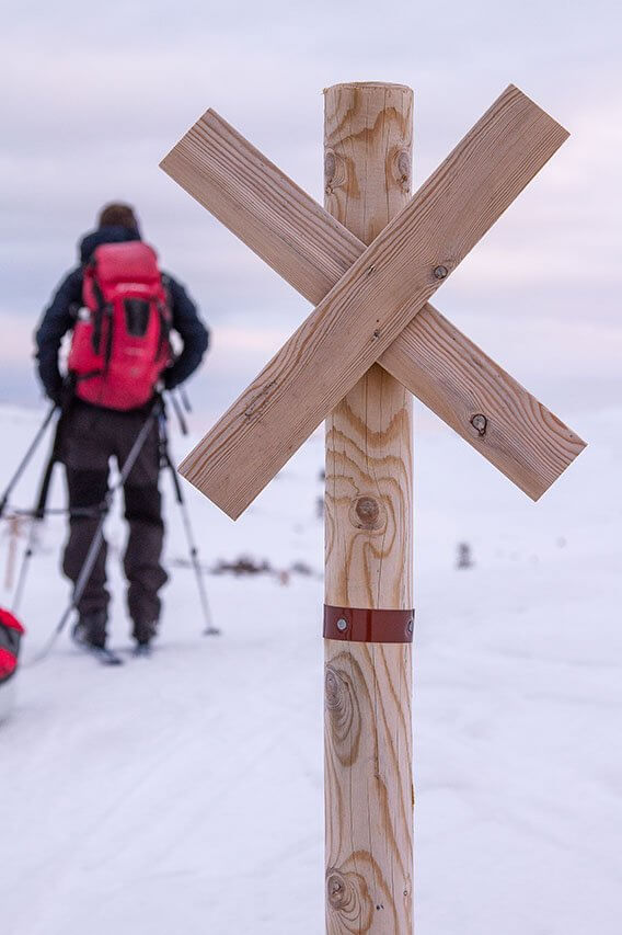 Talvireitti on merkitty puisilla ristiviitoilla. Kuva: Tapani Leppänen.